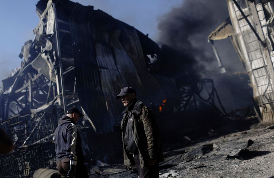 Russia attacks southeastern Ukraine;  Civilians evacuate the factory in Mariupol - Photo 1.