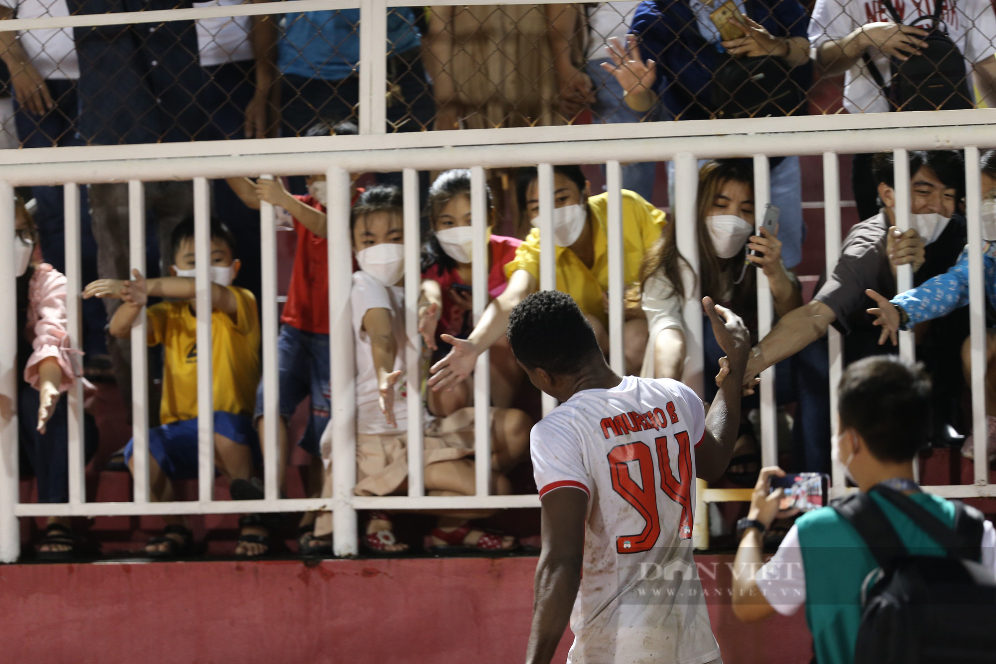 Winning Sydney 1-0, HAGL stars jubilantly celebrated with the audience - Photo 10.