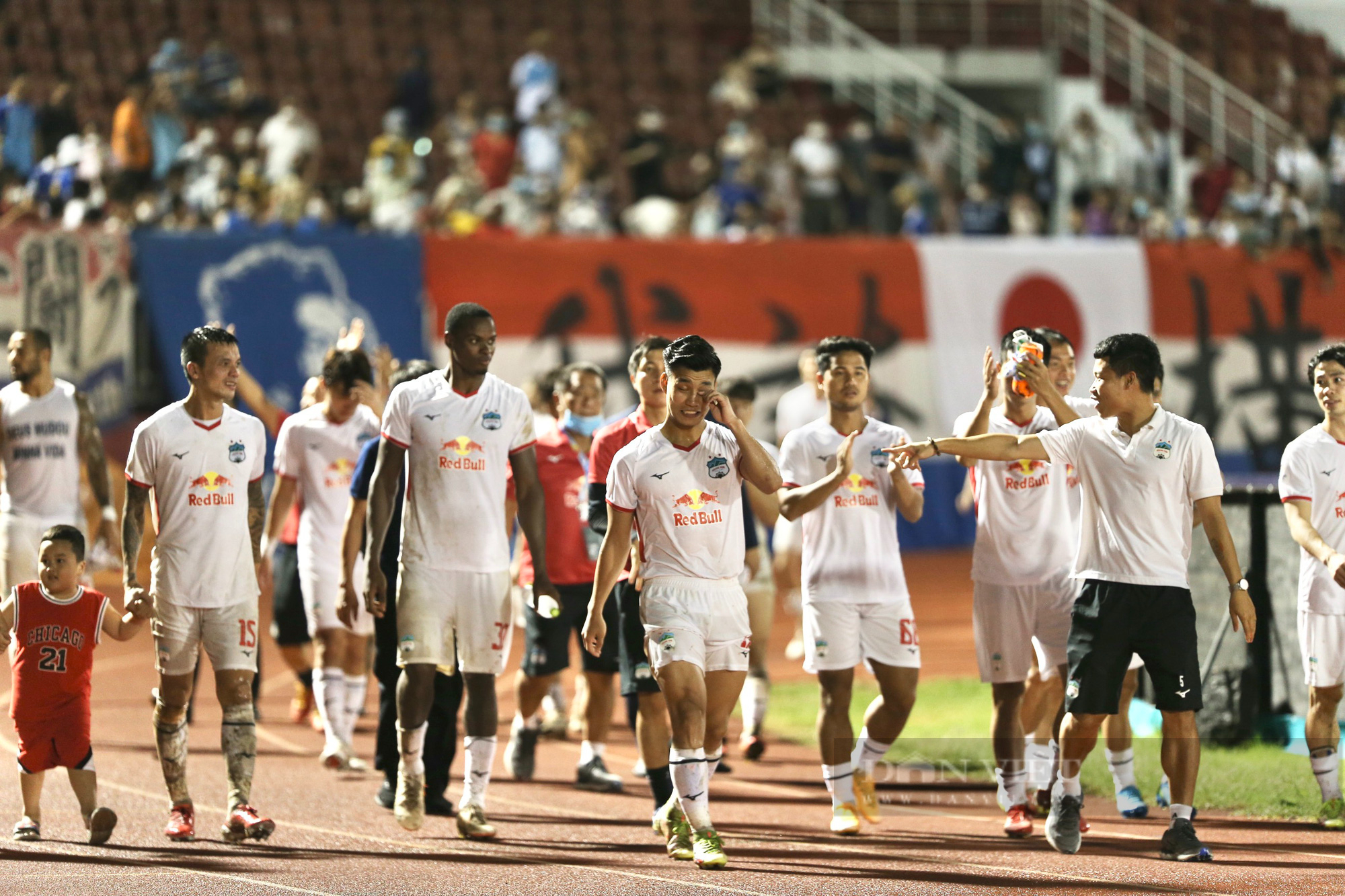 Thắng Sydney 1-0, dàn sao HAGL ăn mừng tưng bừng cùng khán giả - Ảnh 1.