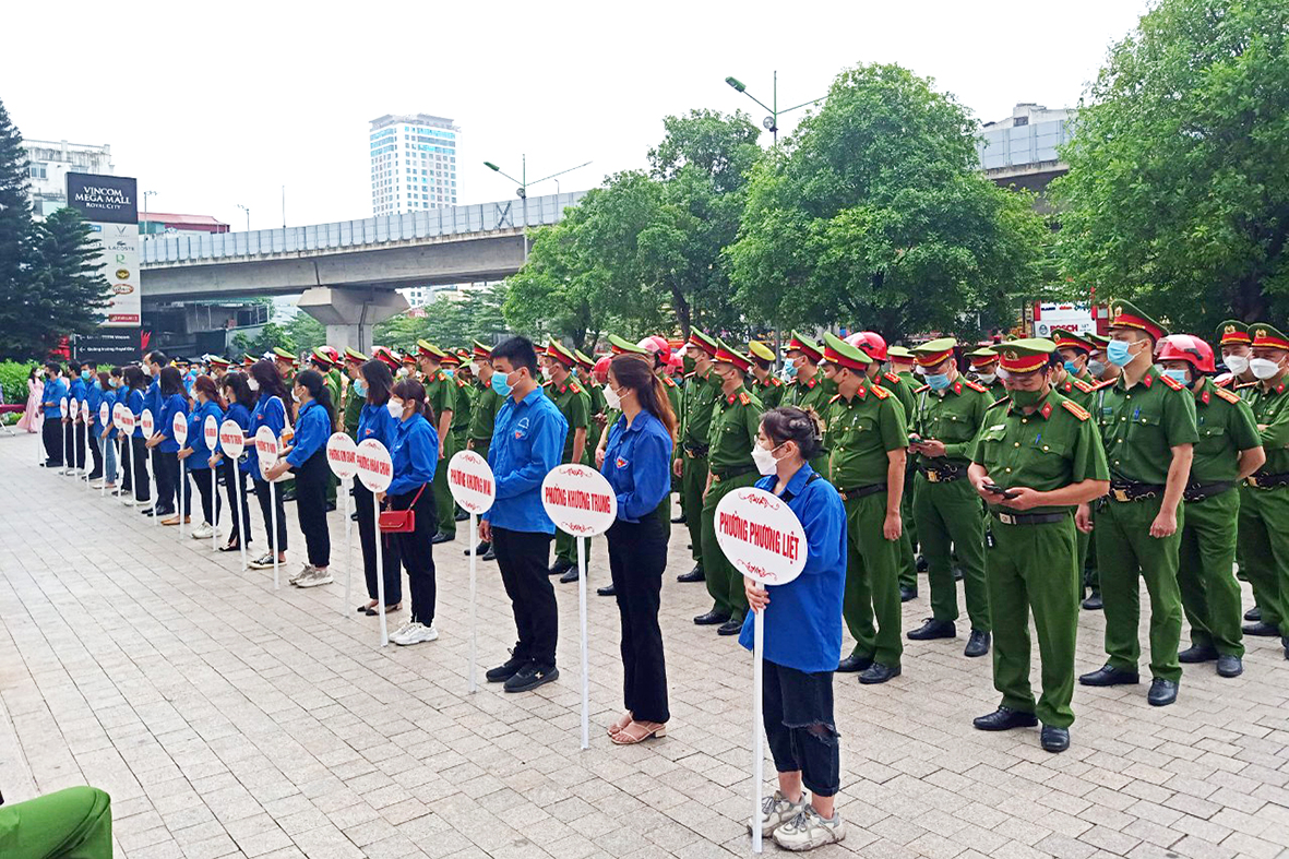 Quận Thanh Xuân xử lý nghiêm các vi phạm trật tự an toàn giao thông, trật tự đô thị - Ảnh 2.