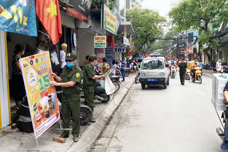 Quận Thanh Xuân xử lý nghiêm các vi phạm trật tự an toàn giao thông, trật tự đô thị - Ảnh 1.