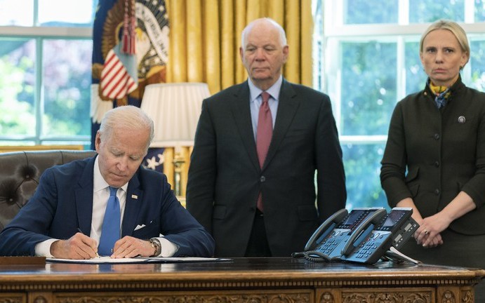 Tổng thống Biden hồi sinh đạo luật từ Thế chiến 2 nhằm hỗ trợ Ukraine