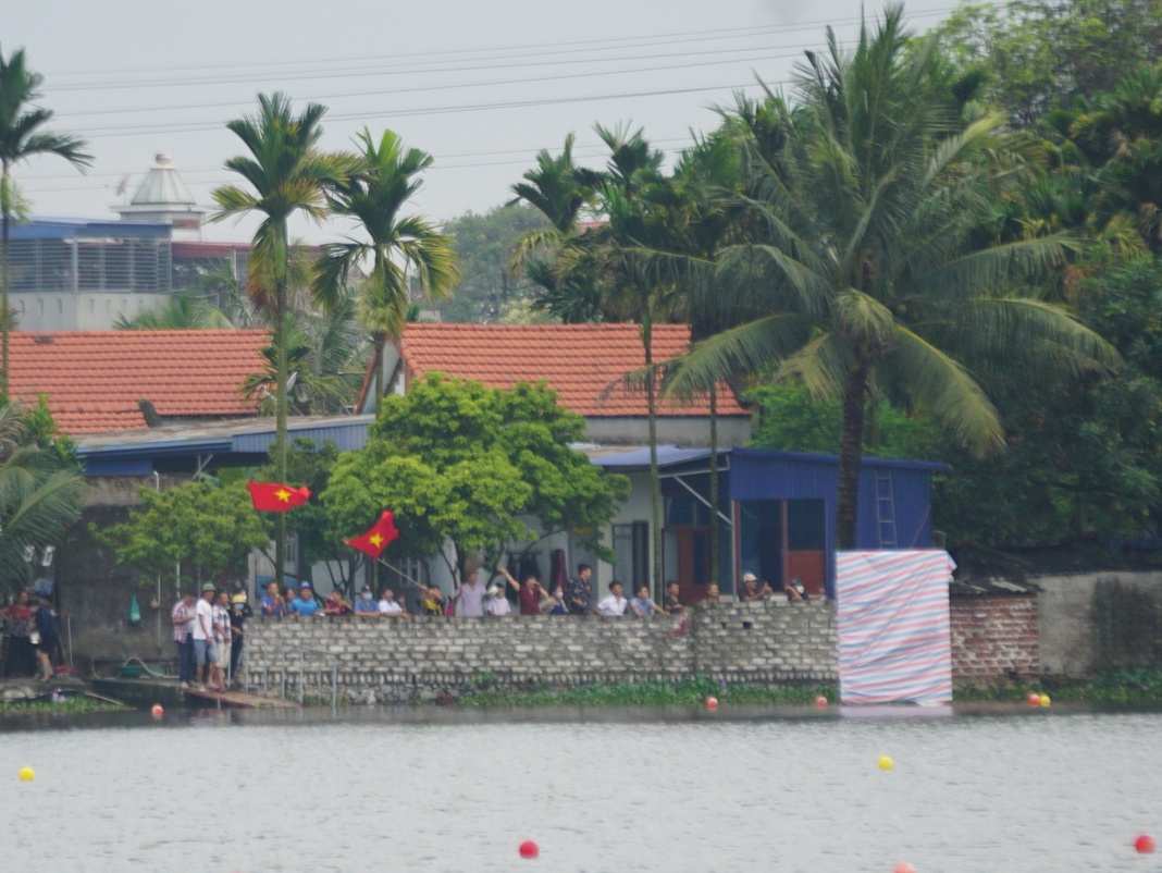 Người dân mang theo loa kéo, xoong chảo, cờ Tổ quốc ra tận bờ sông cổ vũ tuyển rowing Việt Nam - Ảnh 2.