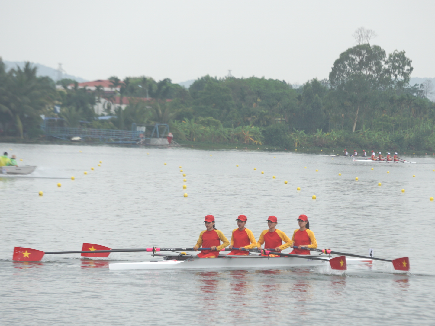 Người dân mang theo loa kéo, xoong chảo, cờ Tổ quốc ra tận bờ sông cổ vũ tuyển rowing Việt Nam - Ảnh 1.