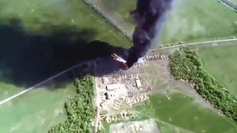 Video căn cứ khổng lồ của Nga ở Ukraine bốc cháy vì bị tấn công bằng hỏa tiễn  - Ảnh 2.