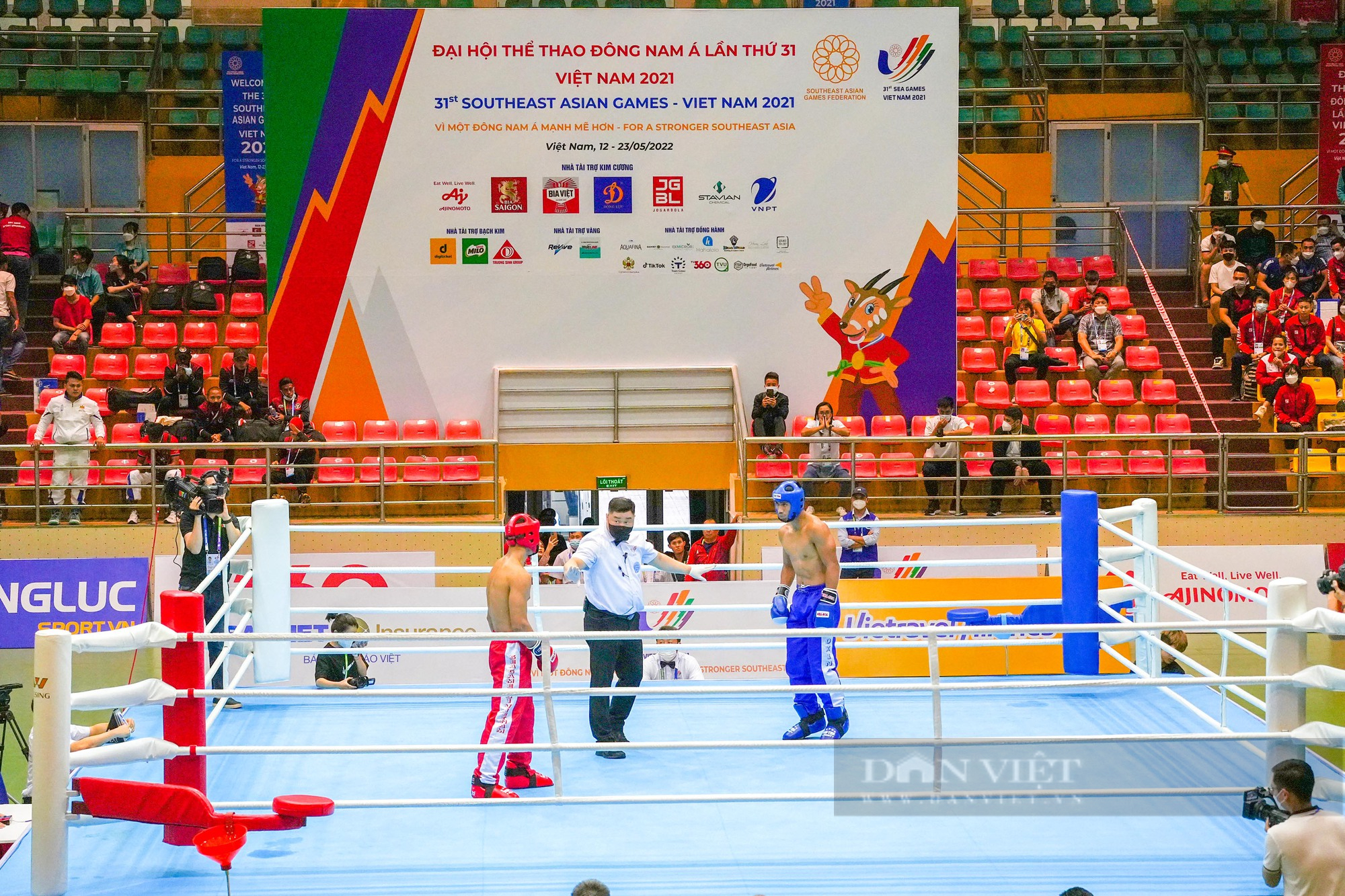 Clip: 3 lần &quot;khuỵ gối&quot; của đối thủ trước tuyển thủ Kickboxing của Việt Nam tại SEA Games 31 - Ảnh 1.