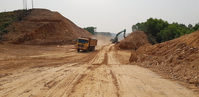 TT-Huế: Đẩy nhanh tiến độ cấp phép các mỏ đất phục vụ dự án cao tốc Cam Lộ- La Sơn - Ảnh 1.
