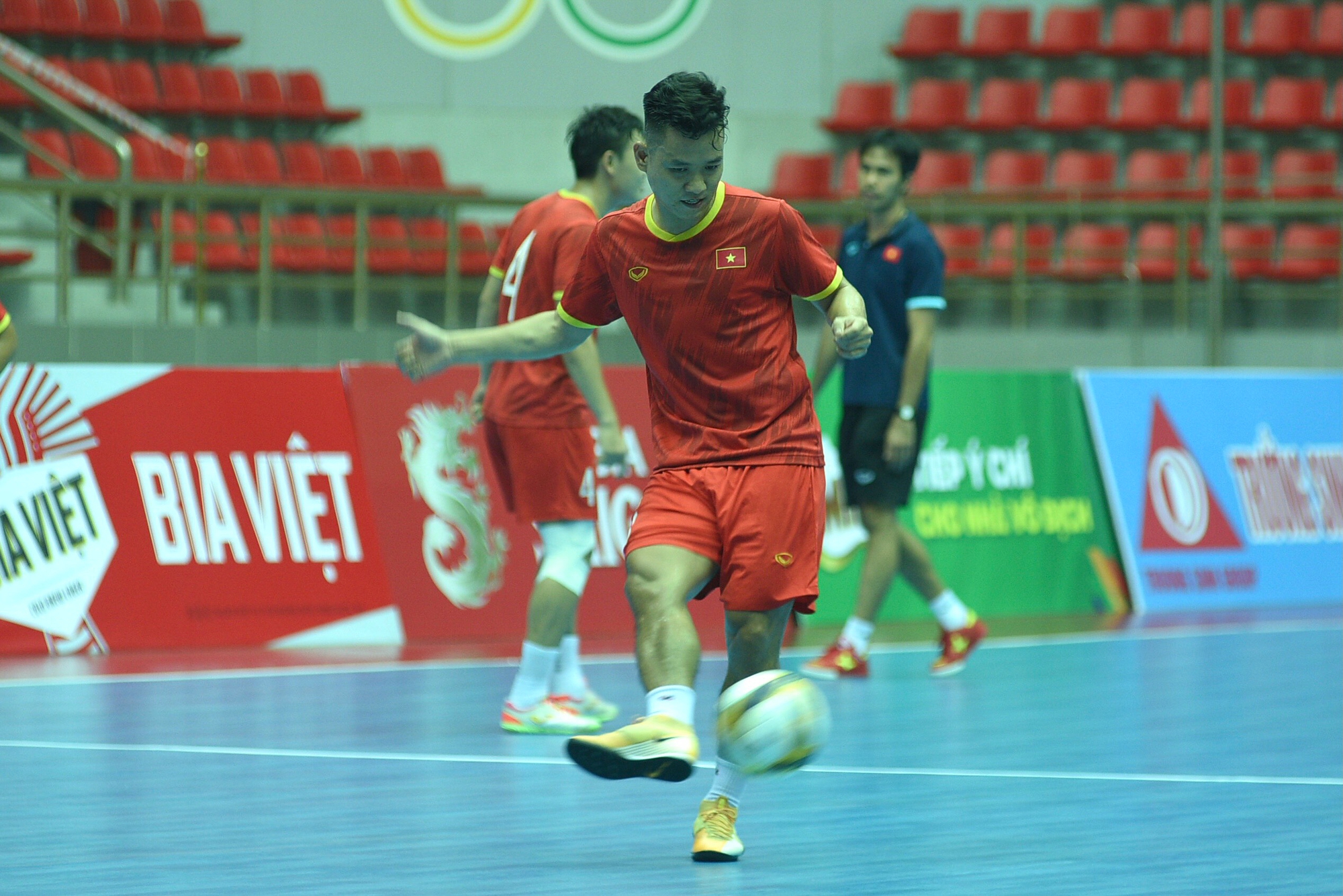 Đội tuyển Futsal nam Việt Nam tích cực tập luyện cho trận đấu đầu tiên tại SEA Games 31 - Ảnh 7.