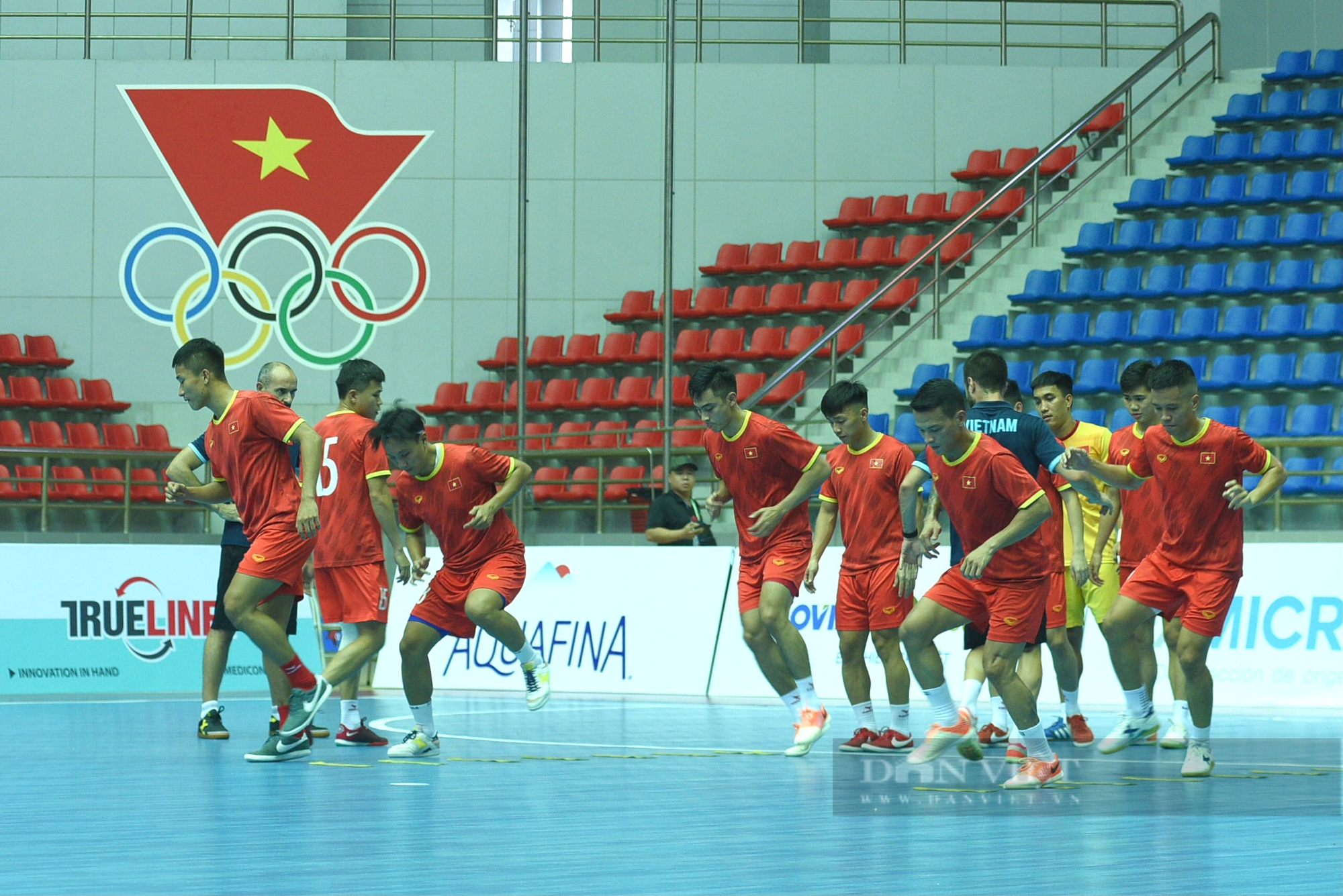 Đội tuyển Futsal nam Việt Nam tích cực tập luyện cho trận đấu đầu tiên tại SEA Games 31 - Ảnh 3.