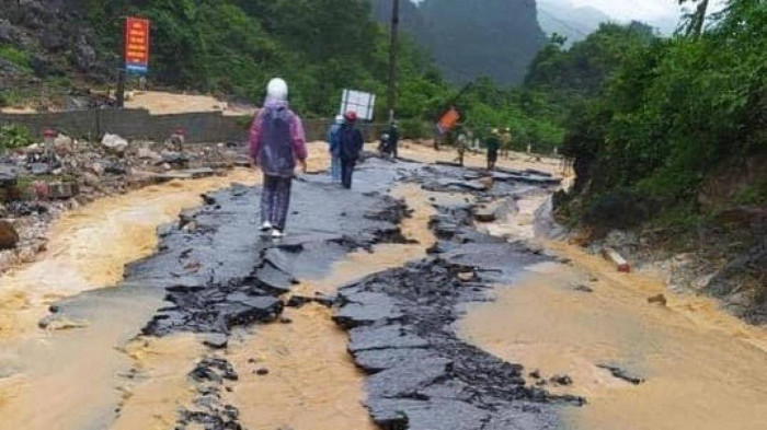 Lạng Sơn: Mưa lớn gây sạt lở đất, cây trồng ngập úng, nhiều nơi bị chia cắt - Ảnh 3.