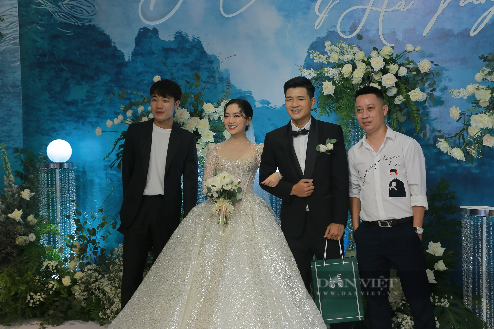 Dàn cầu thủ ĐT Việt Nam xuất hiện trong đám cưới của Đức Chinh - Ảnh 4.