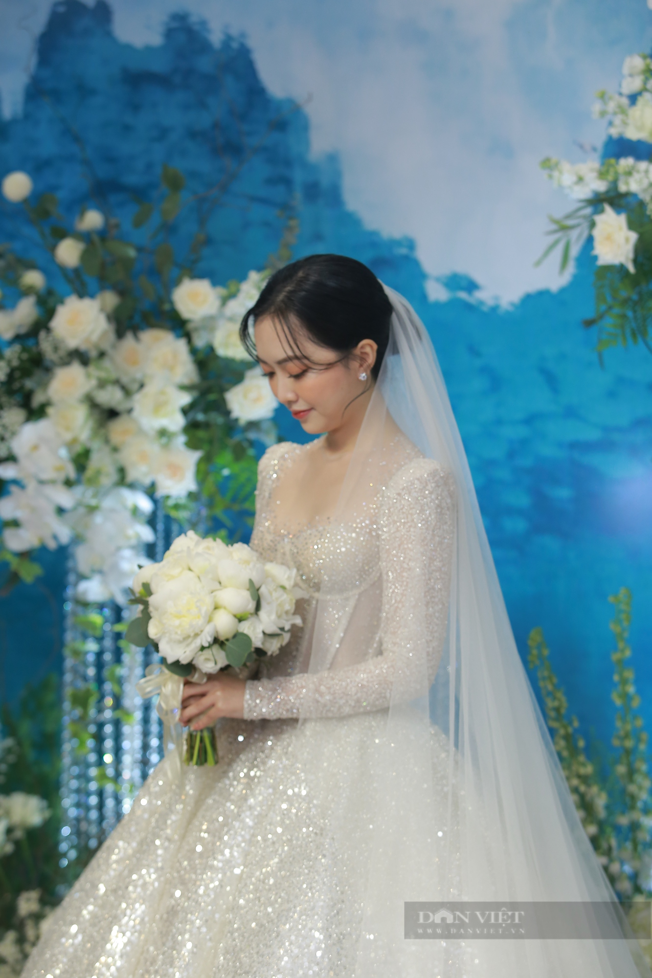 Dàn cầu thủ ĐT Việt Nam xuất hiện trong đám cưới của Đức Chinh - Ảnh 1.