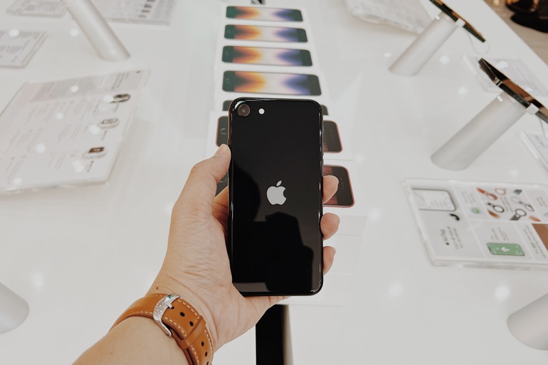 Vừa lên kệ, iPhone SE 2022 đã giảm giá tại Việt Nam - Ảnh 2.