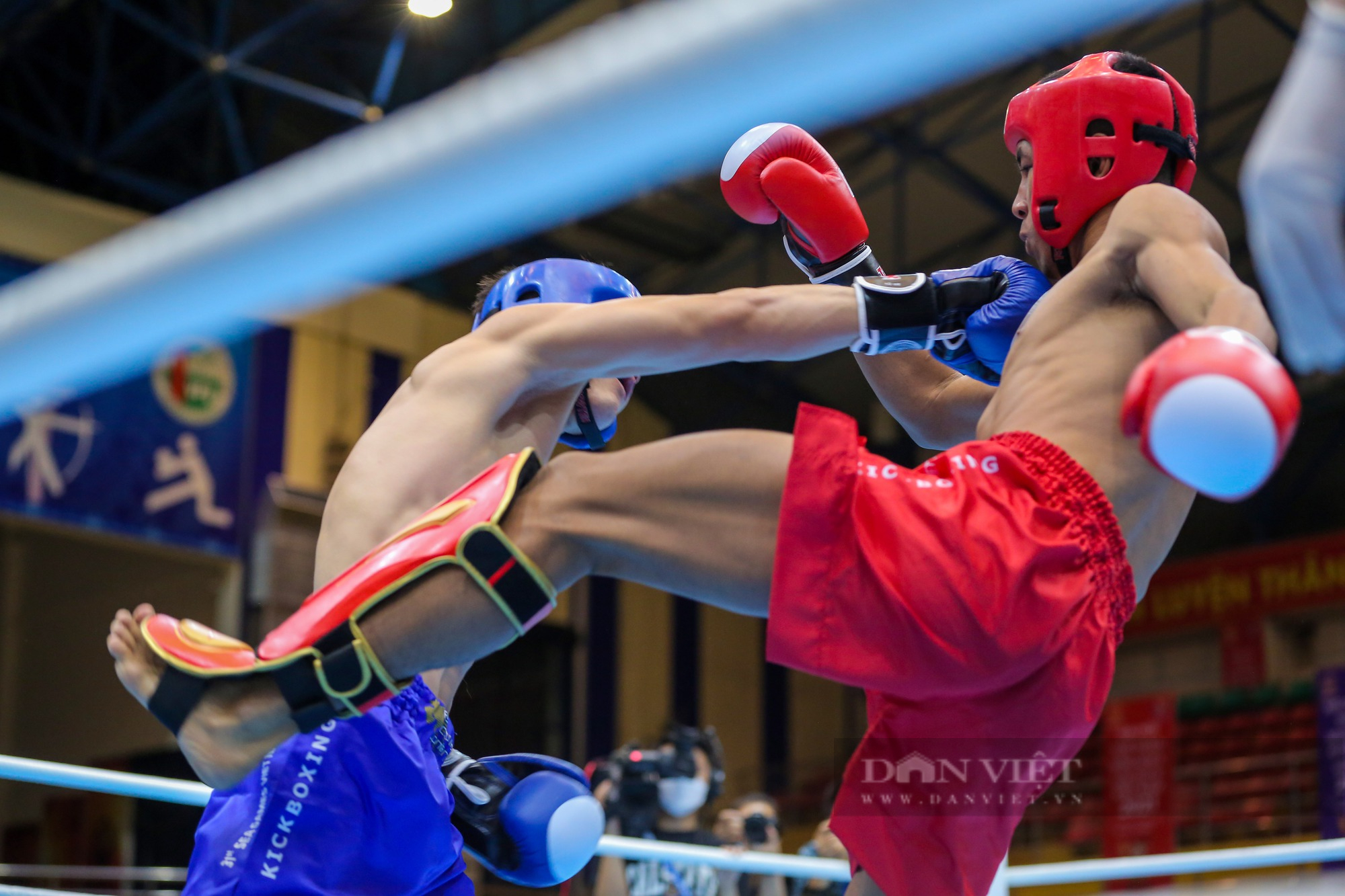 Clip: 3 lần &quot;khuỵ gối&quot; của đối thủ trước tuyển thủ Kickboxing của Việt Nam tại SEA Games 31 - Ảnh 8.