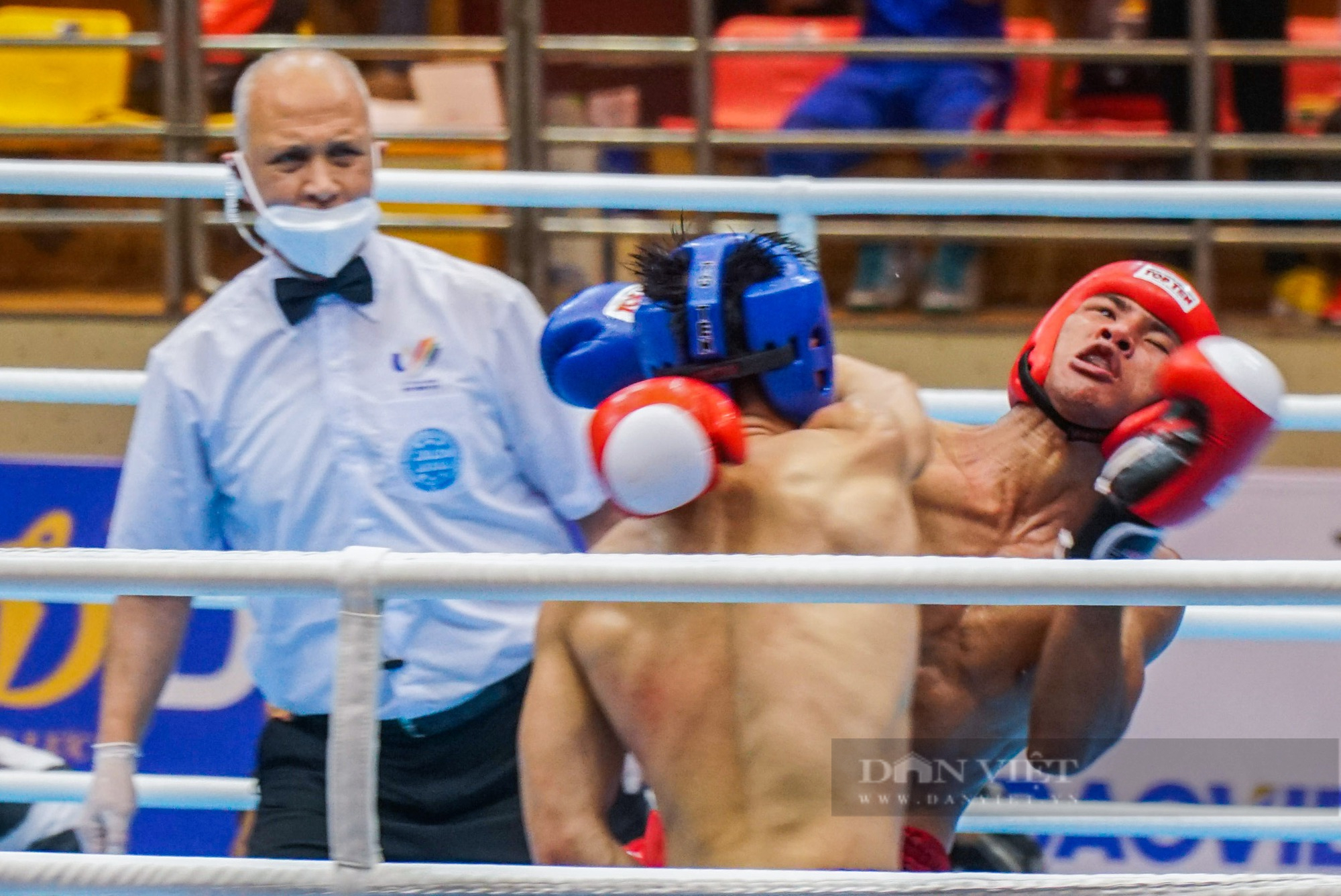 Clip: 3 lần &quot;khuỵ gối&quot; của đối thủ trước tuyển thủ Kickboxing của Việt Nam tại SEA Games 31 - Ảnh 2.