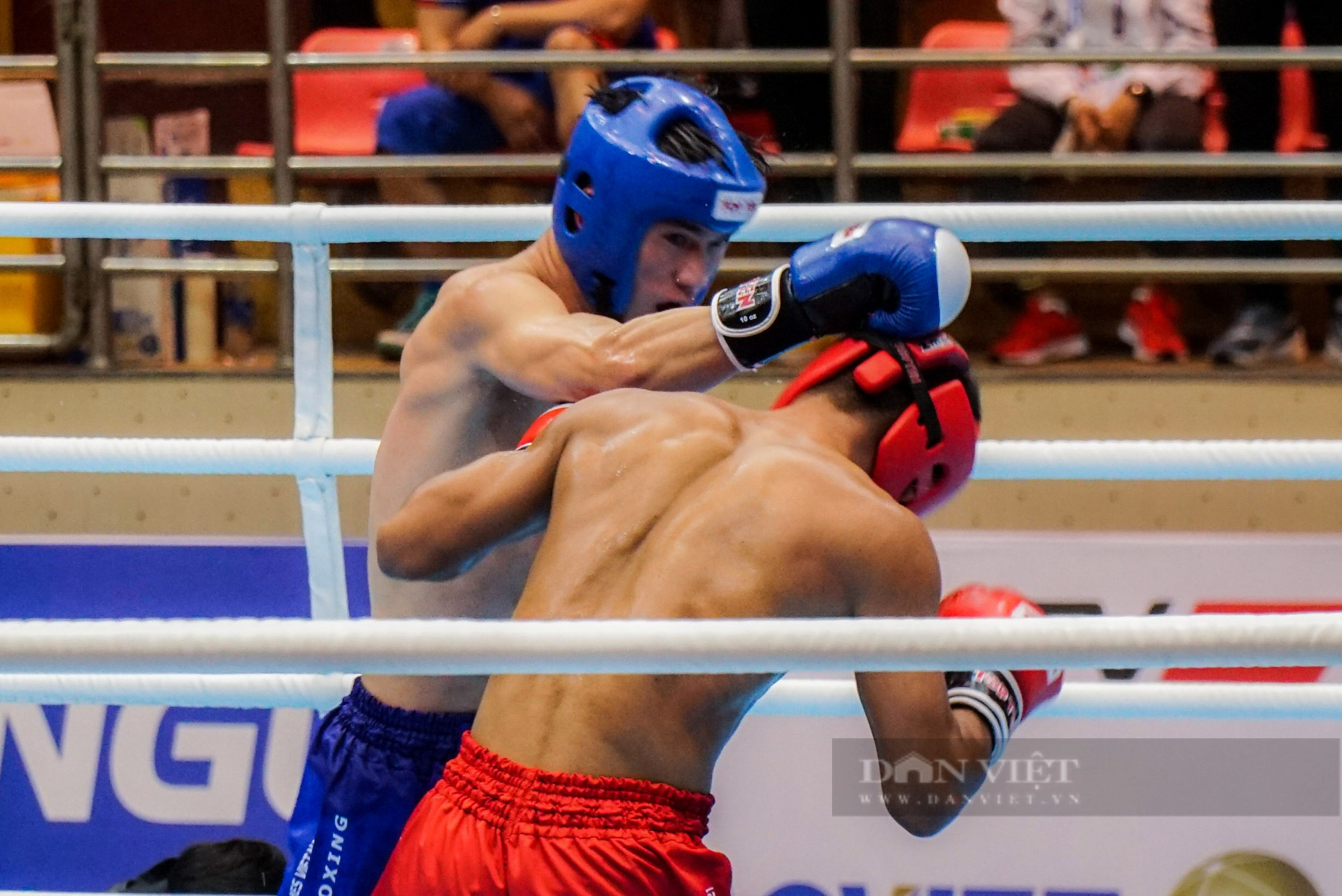 Clip: 3 lần &quot;khuỵ gối&quot; của đối thủ trước tuyển thủ Kickboxing của Việt Nam tại SEA Games 31 - Ảnh 3.