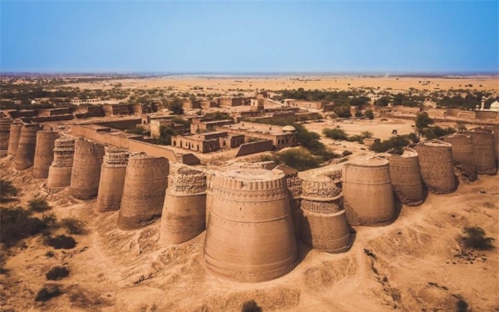 Giant fortress in the desert: Amazing wonder created by man - Photo 4.