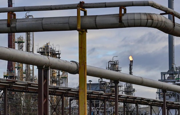 Dầu thô của Nga hiện vẫn đang đến các nhà máy lọc dầu của Đức - nhưng ngày càng có nhiều áp lực từ người dân đối với việc áp đặt lệnh cấm vận năng lượng đối với Nga.