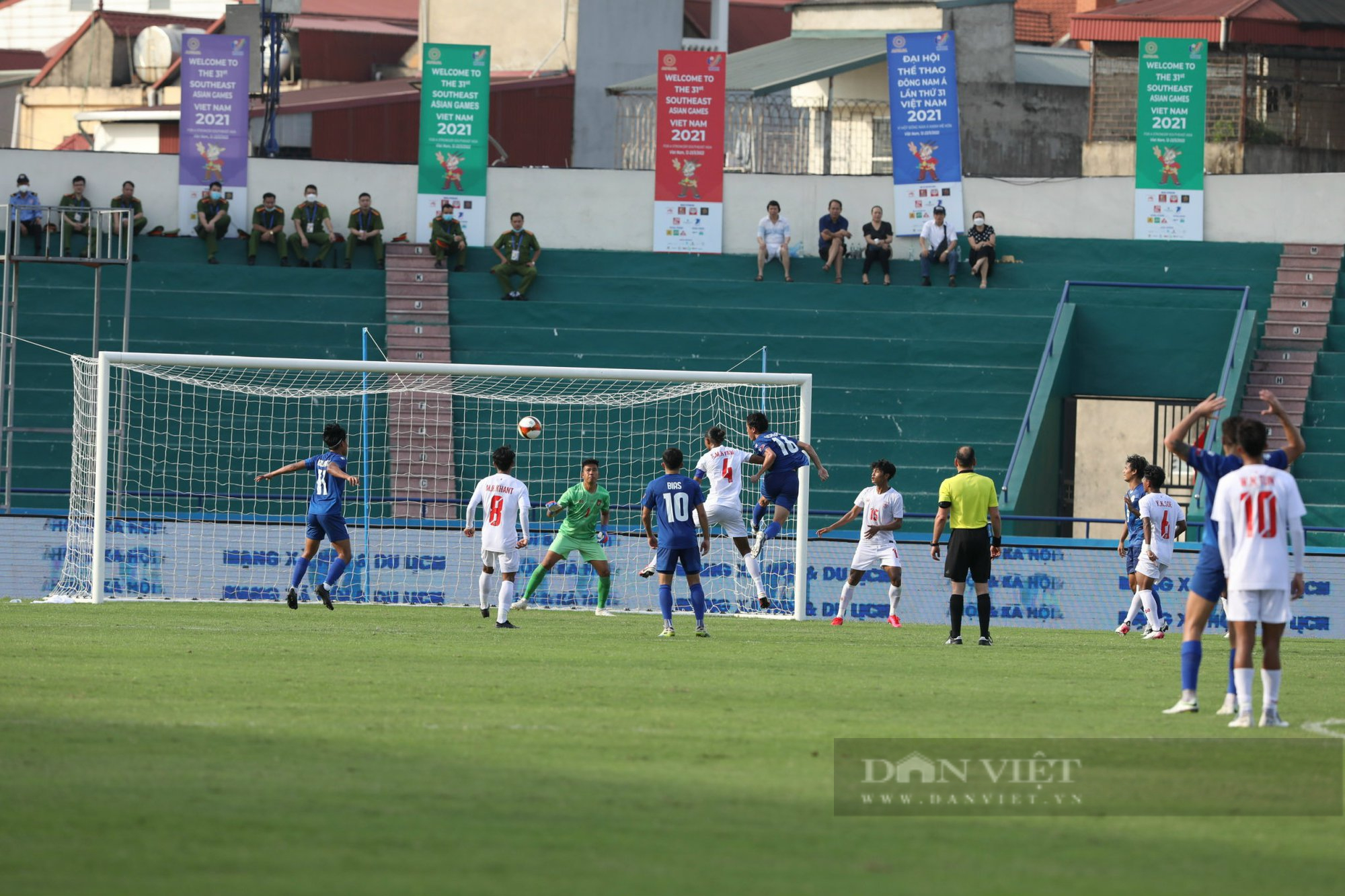 Mở cửa miễn phí, sân Việt Trì vắng hoe khán giả trận Myanmar và Philippines - Ảnh 3.