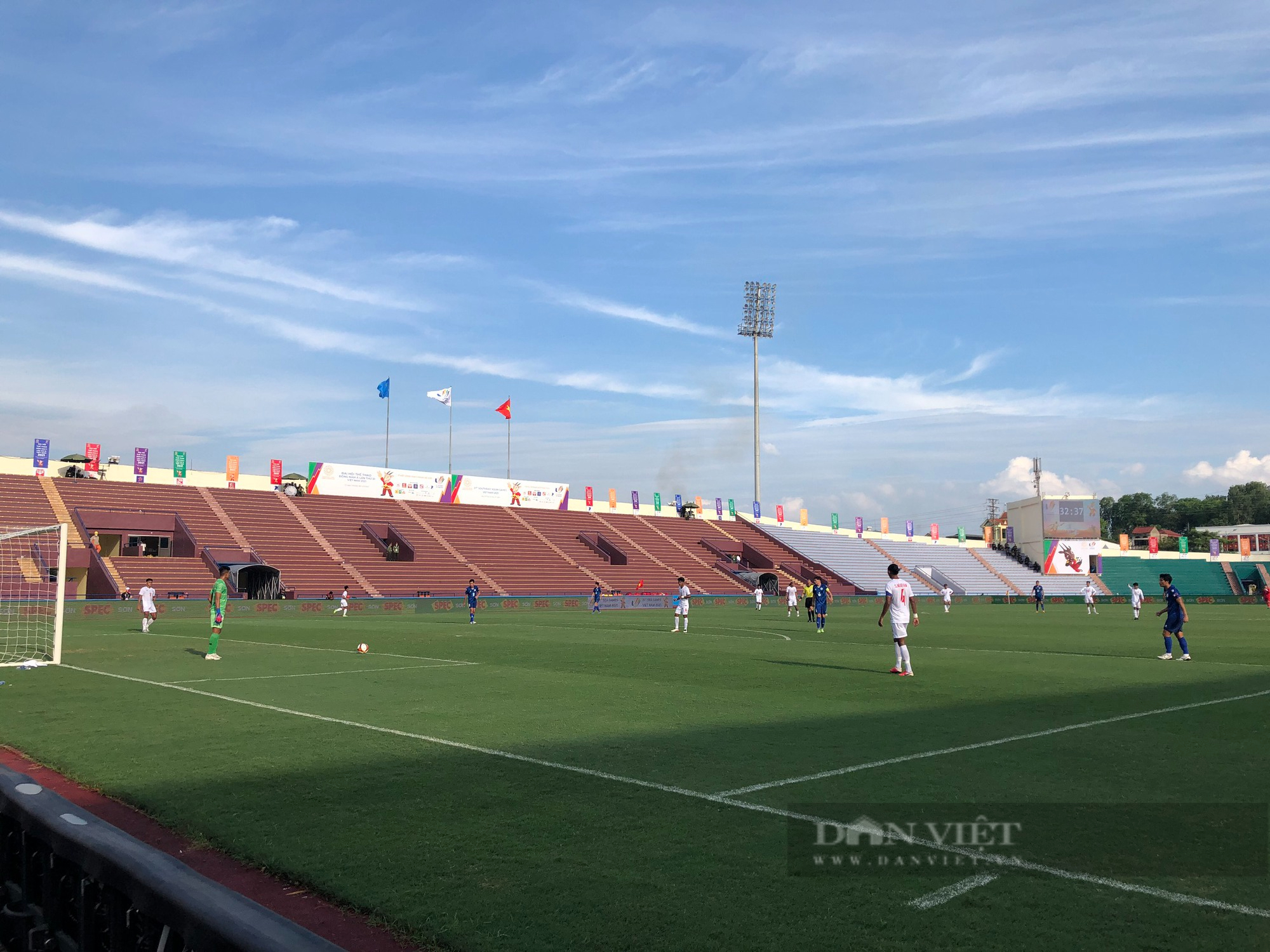 Mở cửa miễn phí, sân Việt Trì vắng hoe khán giả trận Myanmar và Philippines - Ảnh 7.