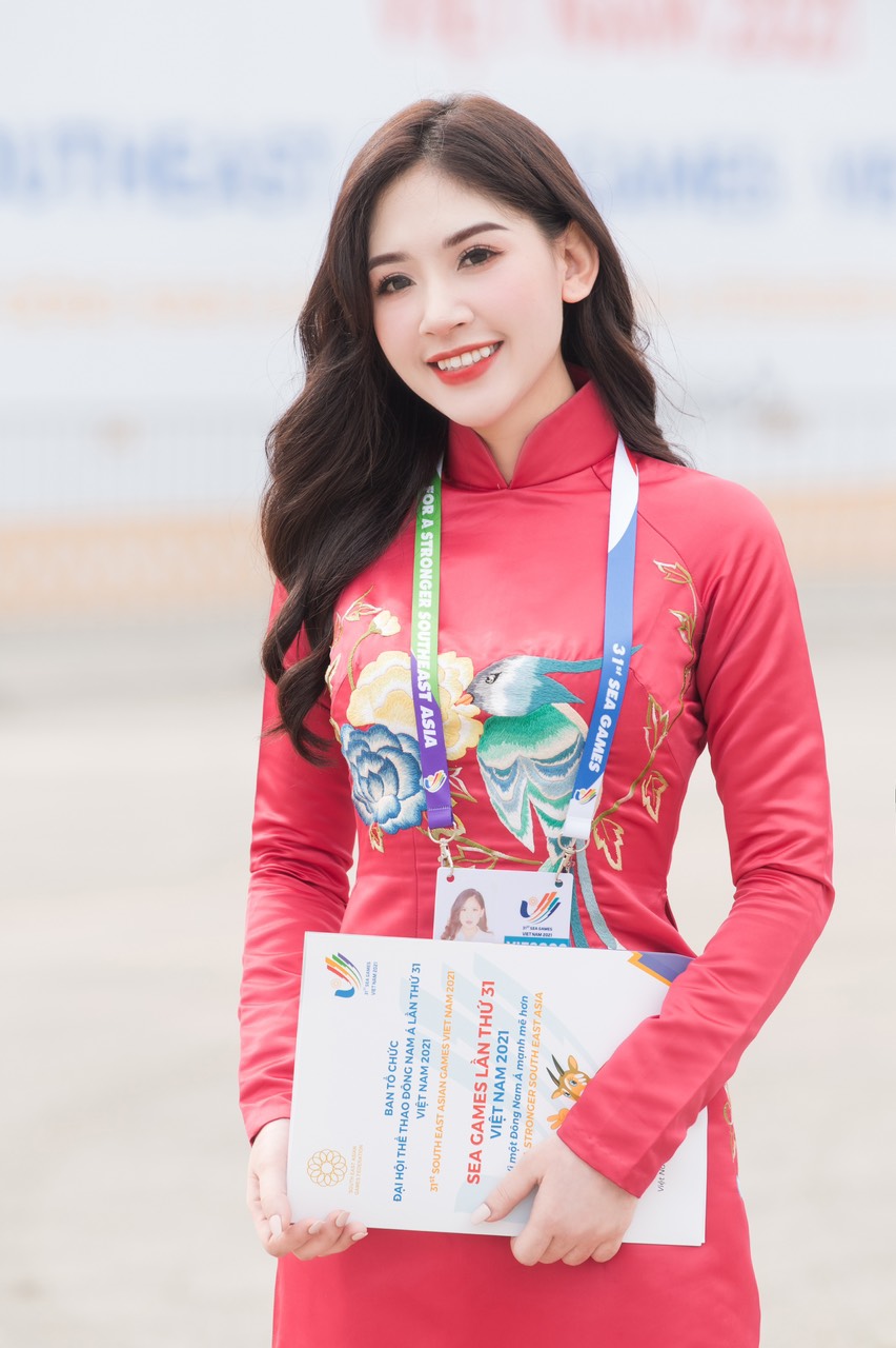 The enchanting beauty of the female MC leads the 31st SEA Games flag raising ceremony - Photo 1.