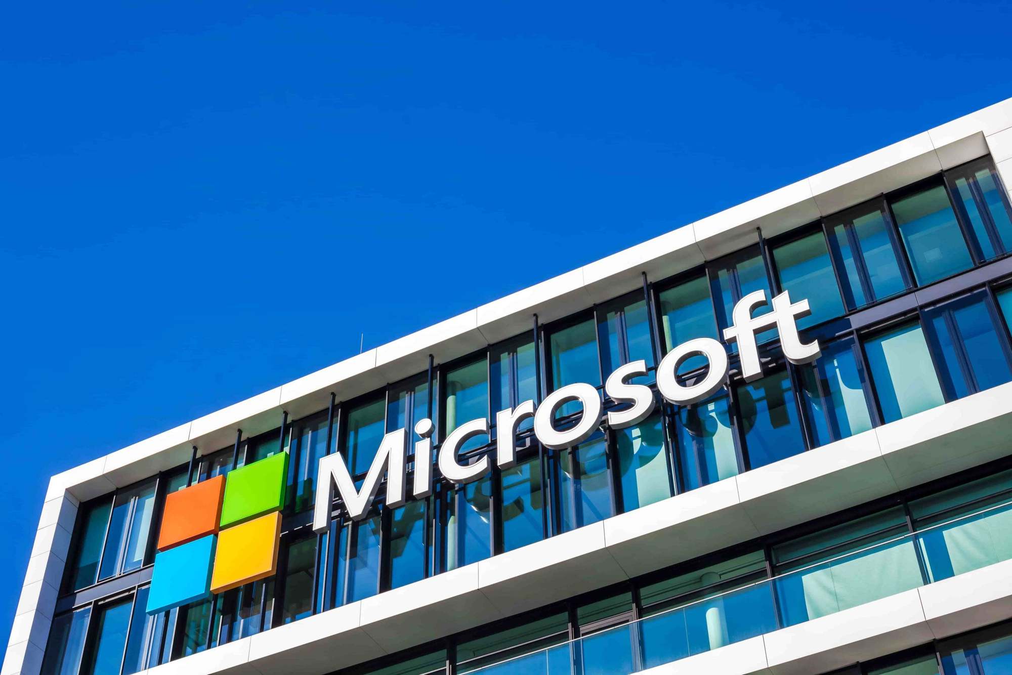 Microsoft đã công bố một bộ các dịch vụ an ninh mạng được quản lý mới để giúp khách hàng chống lại phần mềm độc hại và các mối đe dọa khác trong bối cảnh cuộc khủng hoảng kỹ năng an ninh mạng đang diễn ra. Ảnh: @AFP.