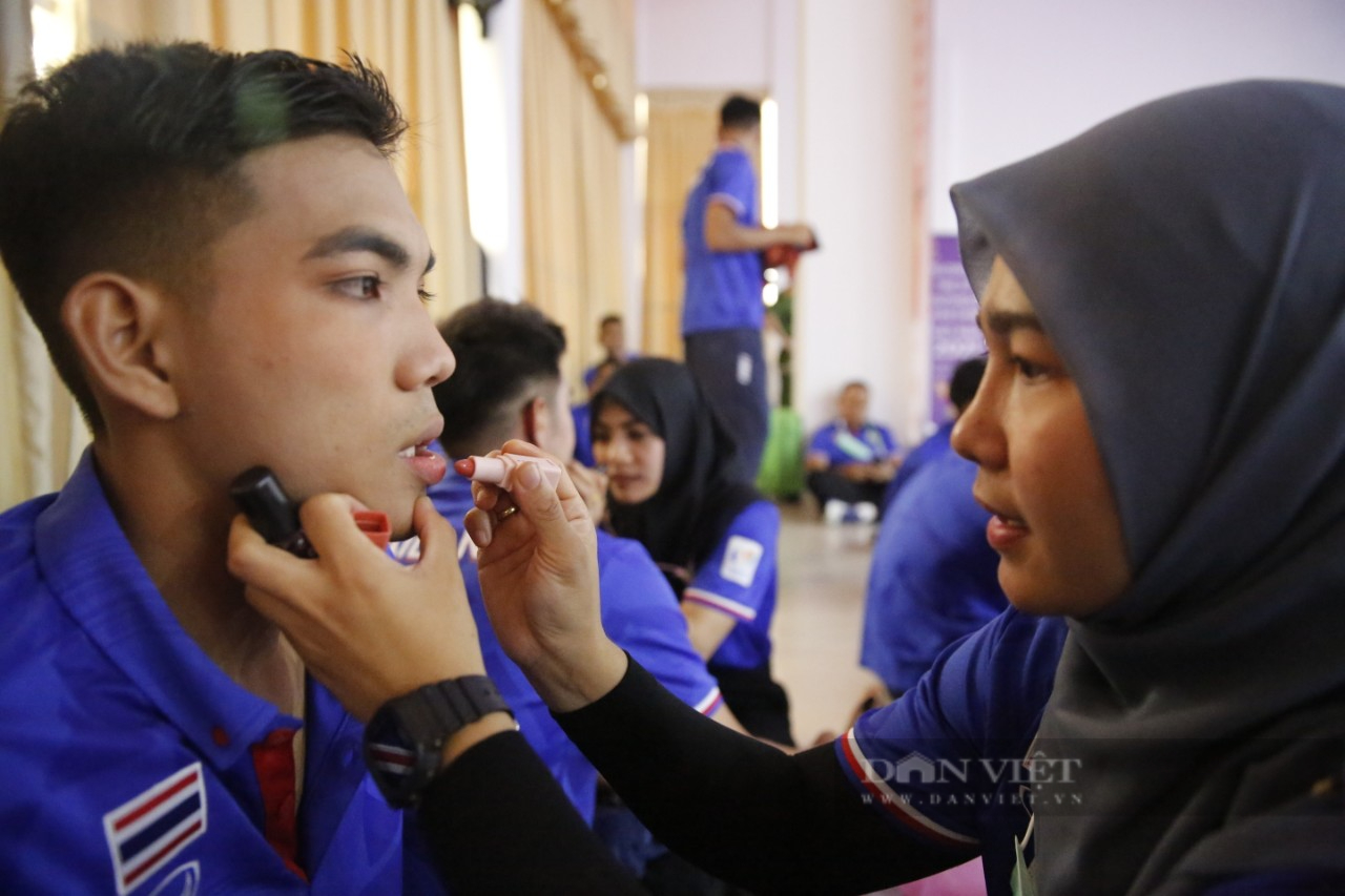 Vận động viên Thái Lan, Indonesia &quot;make up&quot; trước khi thi đấu môn Pencak Silat - Ảnh 1.