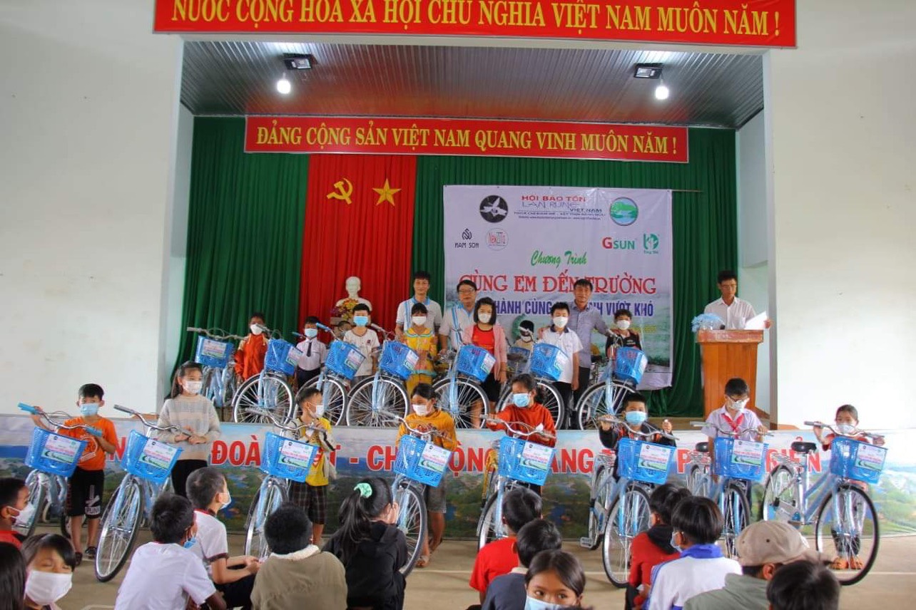 Hội Bảo tồn lan rừng Việt Nam tặng hàng trăm xe đạp cho học sinh khó khăn - Ảnh 1.