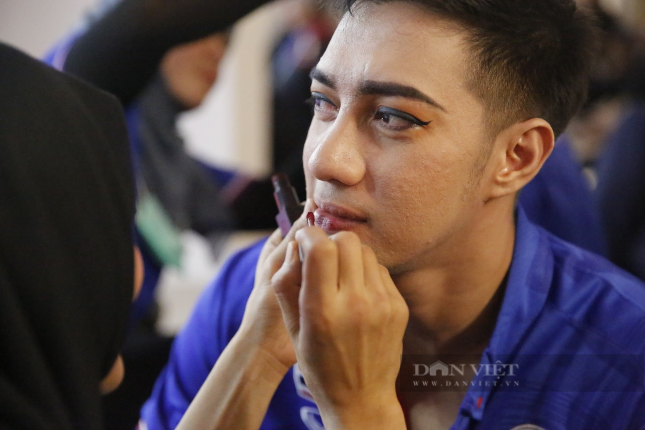 Vận động viên Thái Lan, Indonesia &quot;make up&quot; trước khi thi đấu môn Pencak Silat - Ảnh 3.