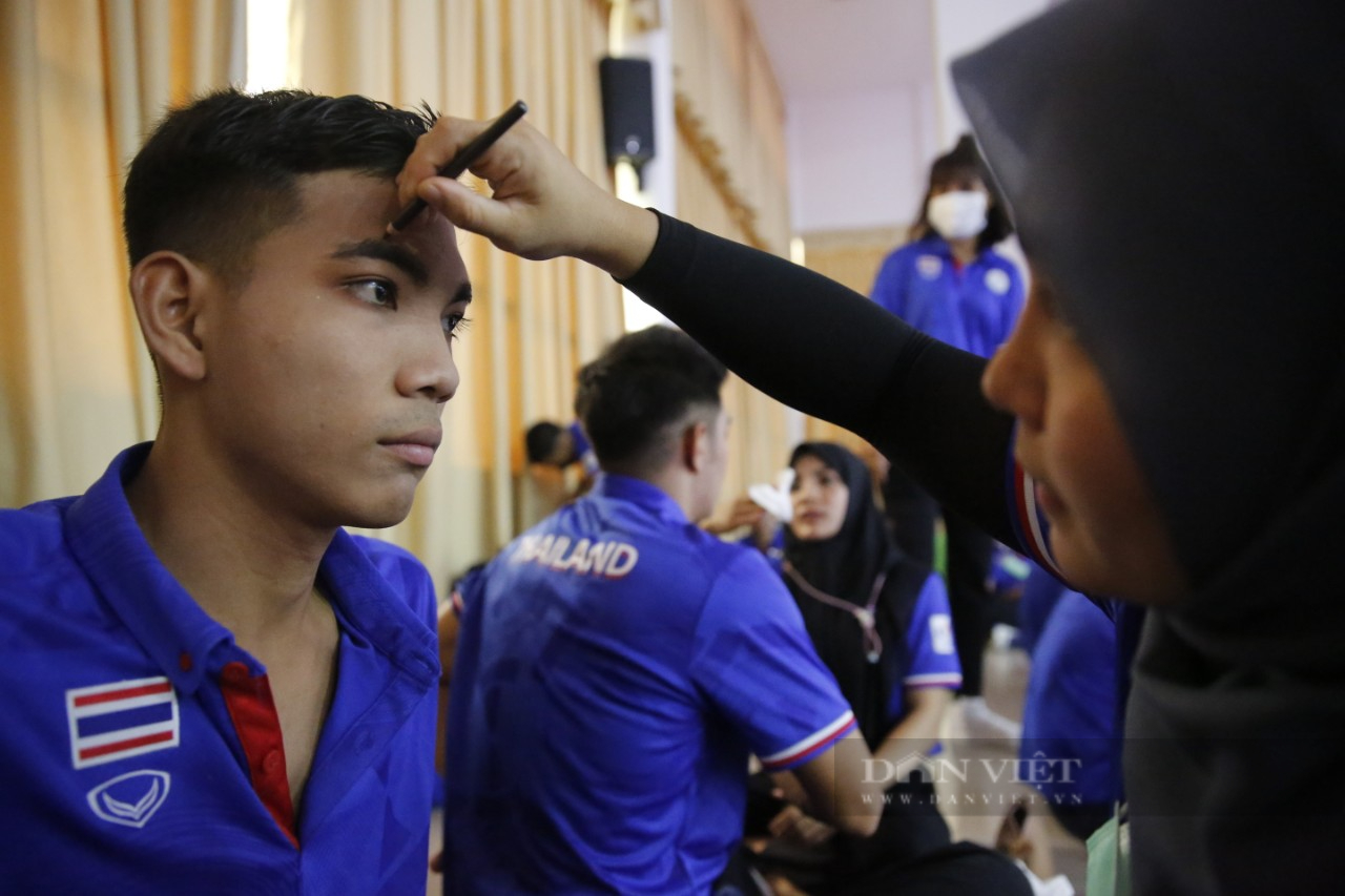 Vận động viên Thái Lan, Indonesia &quot;make up&quot; trước khi thi đấu môn Pencak Silat - Ảnh 4.