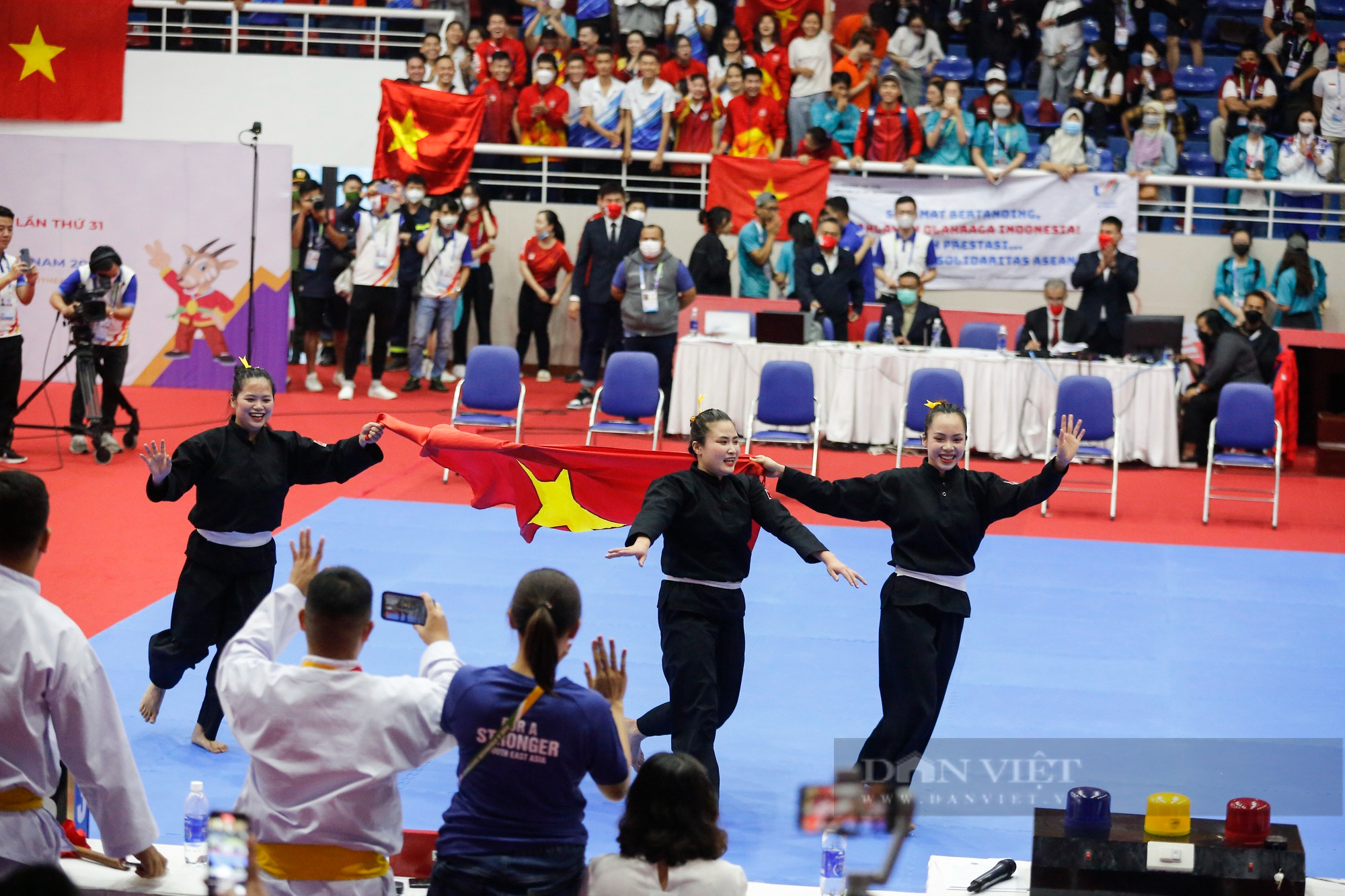 Khoảnh khắc 3 &quot;nữ tướng&quot; Pencak silat Việt Nam thi đấu và nhận huy chương vàng đầy cảm xúc - Ảnh 6.