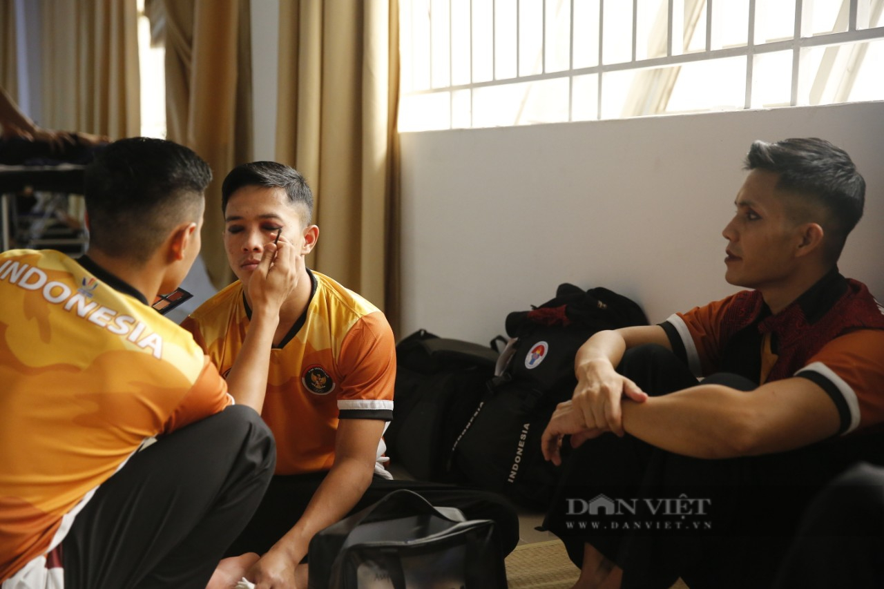 Vận động viên Thái Lan, Indonesia &quot;make up&quot; trước khi thi đấu môn Pencak Silat - Ảnh 8.