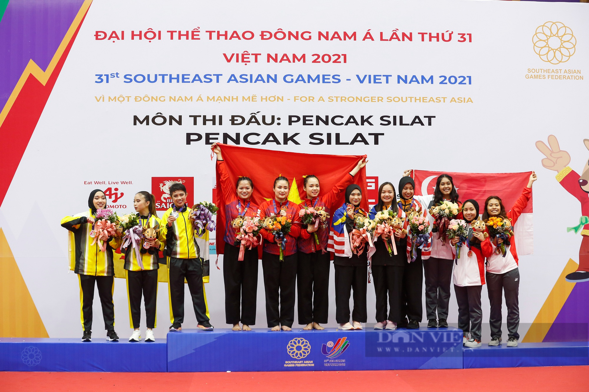 Khoảnh khắc 3 &quot;nữ tướng&quot; Pencak silat Việt Nam thi đấu và nhận huy chương vàng đầy cảm xúc - Ảnh 9.