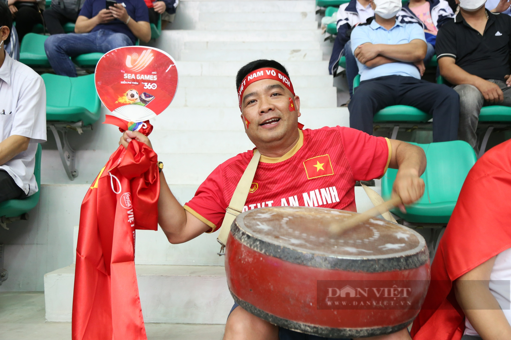 Cổ động viên phủ kín nhà thi đấu tỉnh Hà Nam cổ vũ đội tuyển futsal nam Việt Nam tại SEA Games 31 - Ảnh 10.