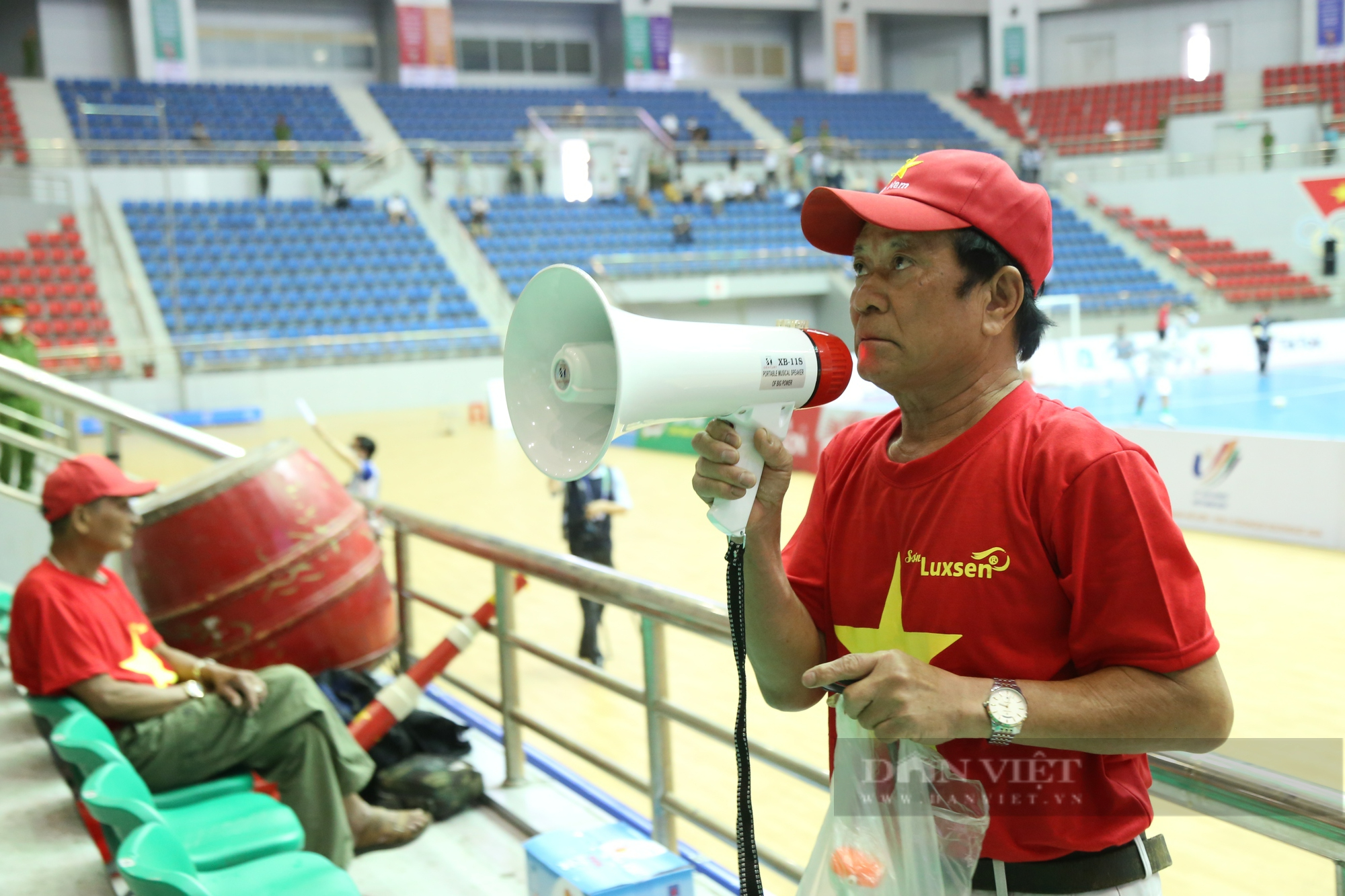 Cổ động viên phủ kín nhà thi đấu tỉnh Hà Nam cổ vũ đội tuyển futsal nam Việt Nam tại SEA Games 31 - Ảnh 11.