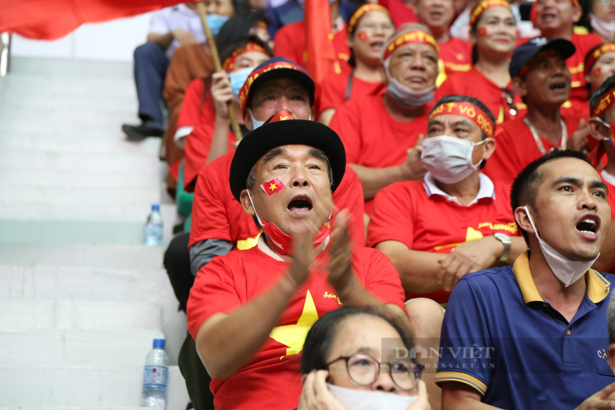 Cổ động viên phủ kín nhà thi đấu tỉnh Hà Nam cổ vũ đội tuyển futsal nam Việt Nam tại SEA Games 31 - Ảnh 12.