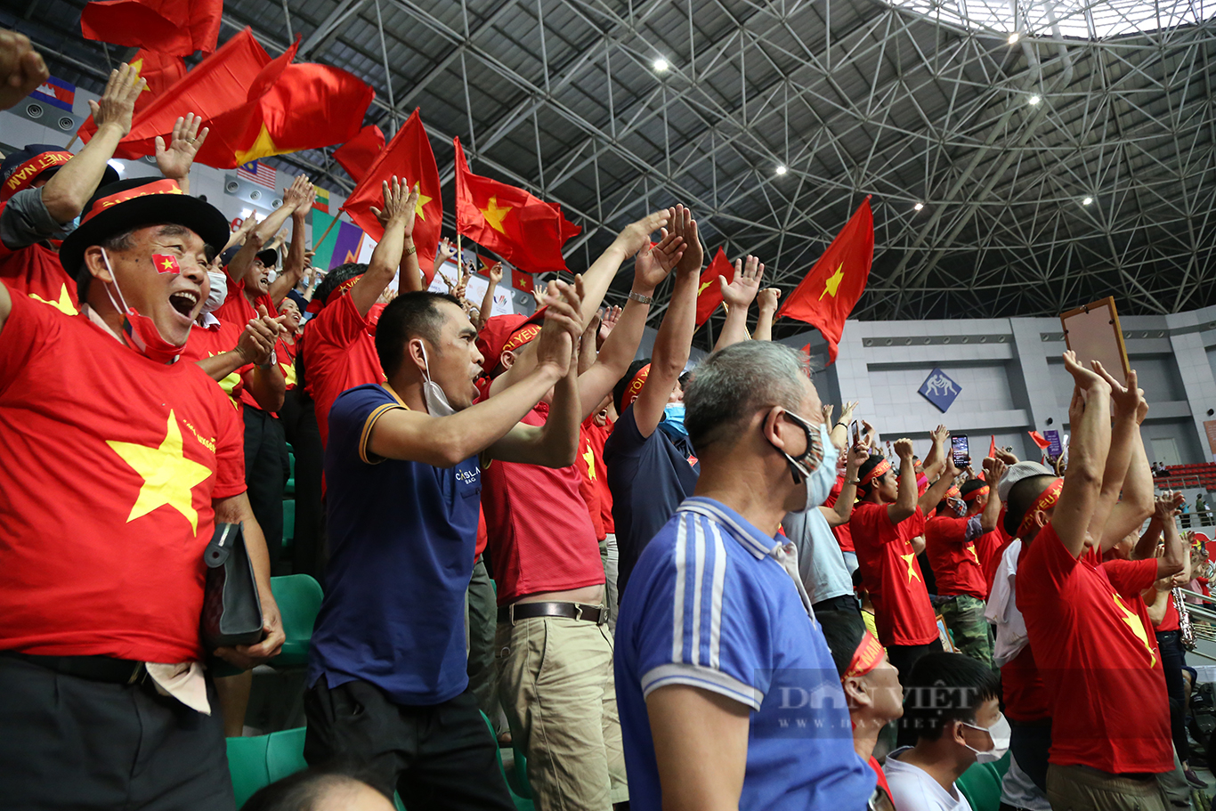 Cổ động viên phủ kín nhà thi đấu tỉnh Hà Nam cổ vũ đội tuyển futsal nam Việt Nam tại SEA Games 31 - Ảnh 7.