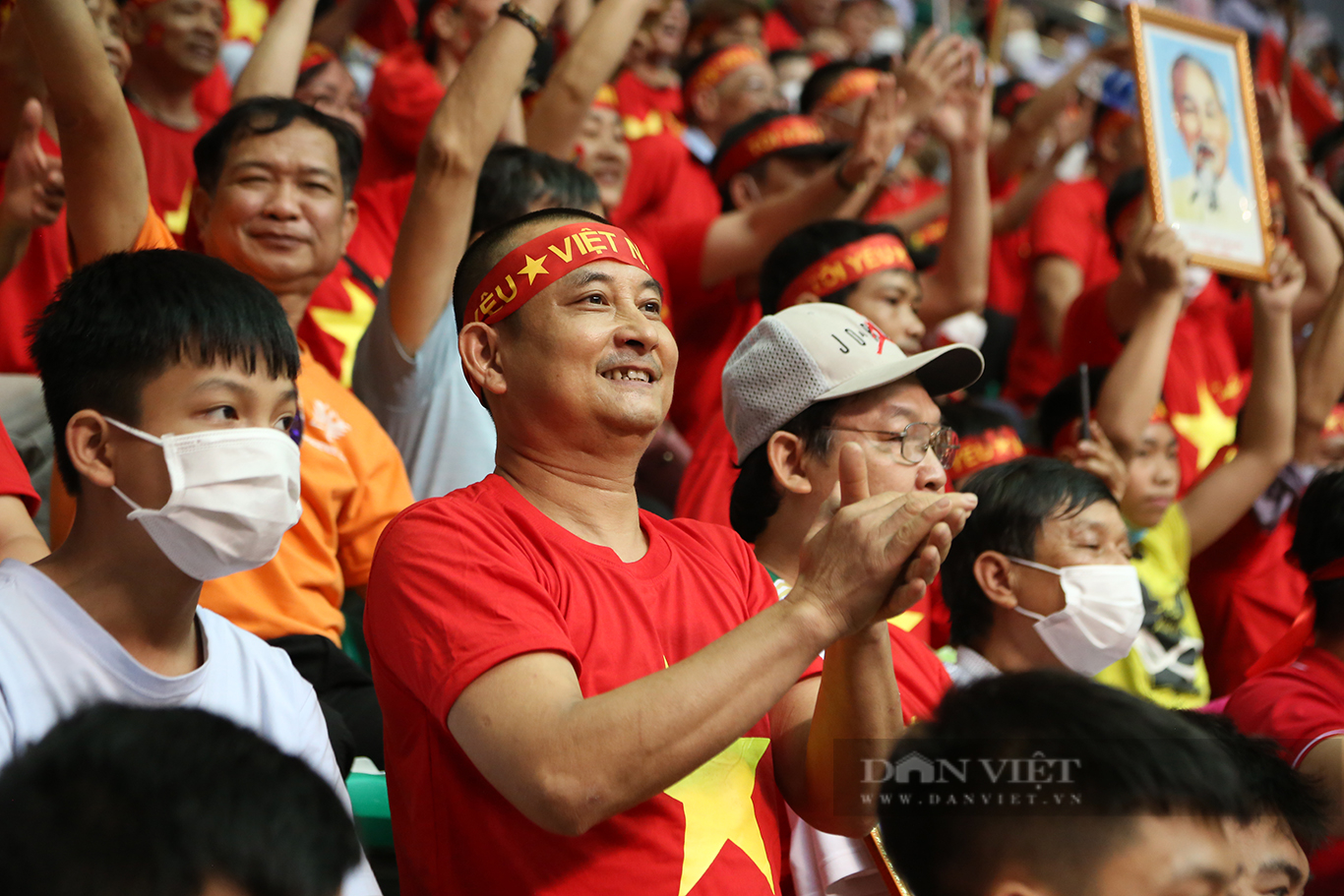 Cổ động viên phủ kín nhà thi đấu tỉnh Hà Nam cổ vũ đội tuyển futsal nam Việt Nam tại SEA Games 31 - Ảnh 8.