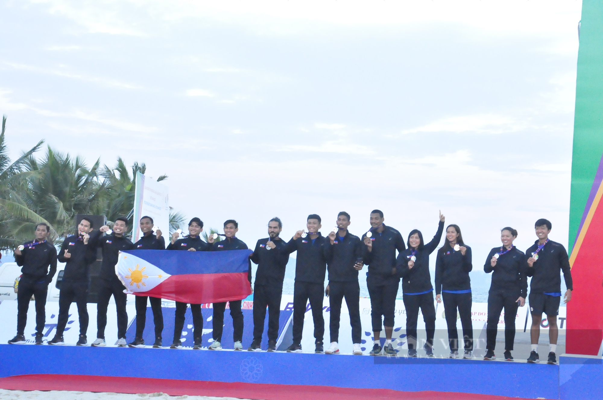 The moment Vietnam beach handball received the emotional Gold medal - Photo 7.