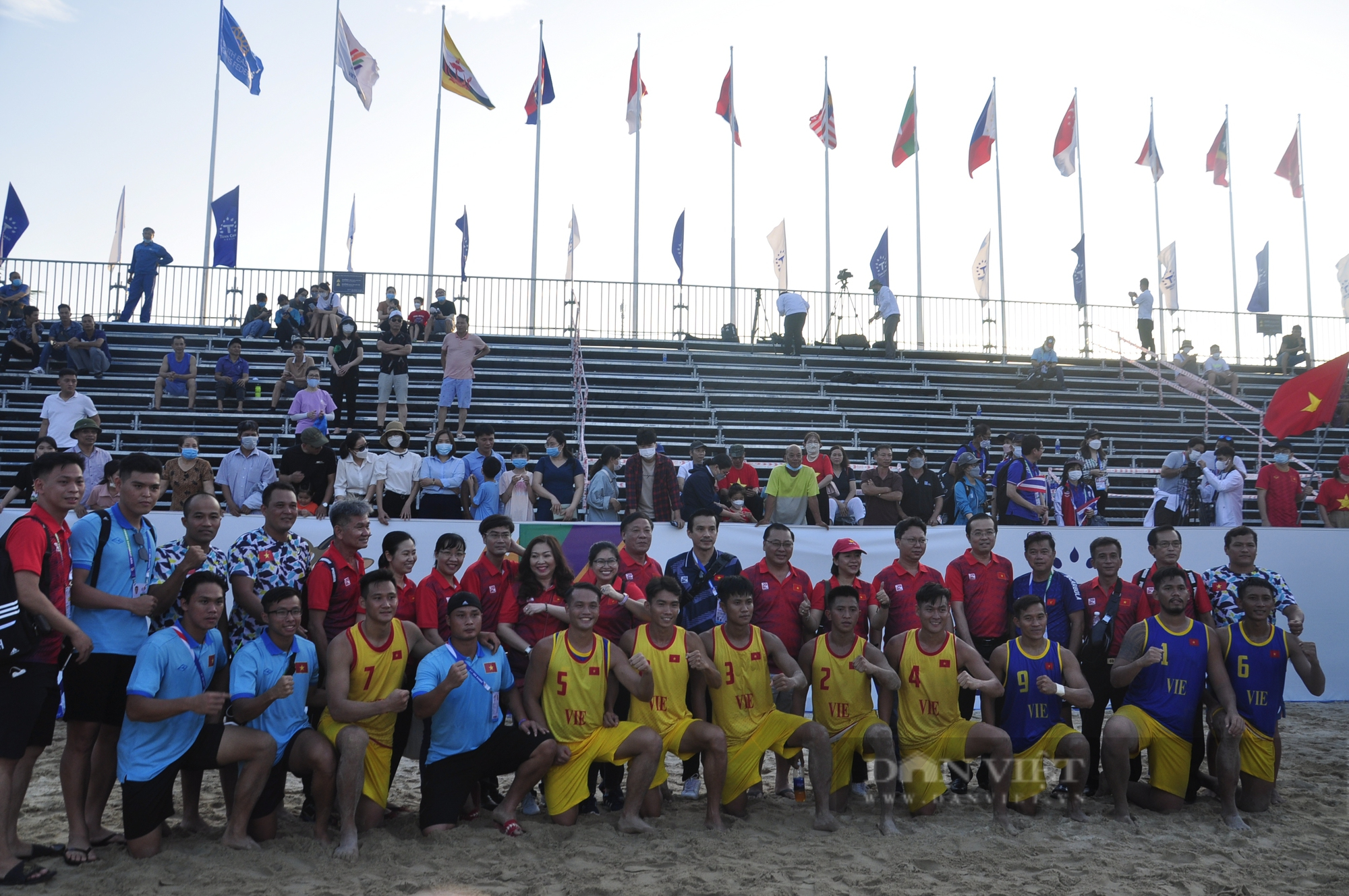 The moment Vietnam beach handball received the emotional Gold medal - Photo 2.