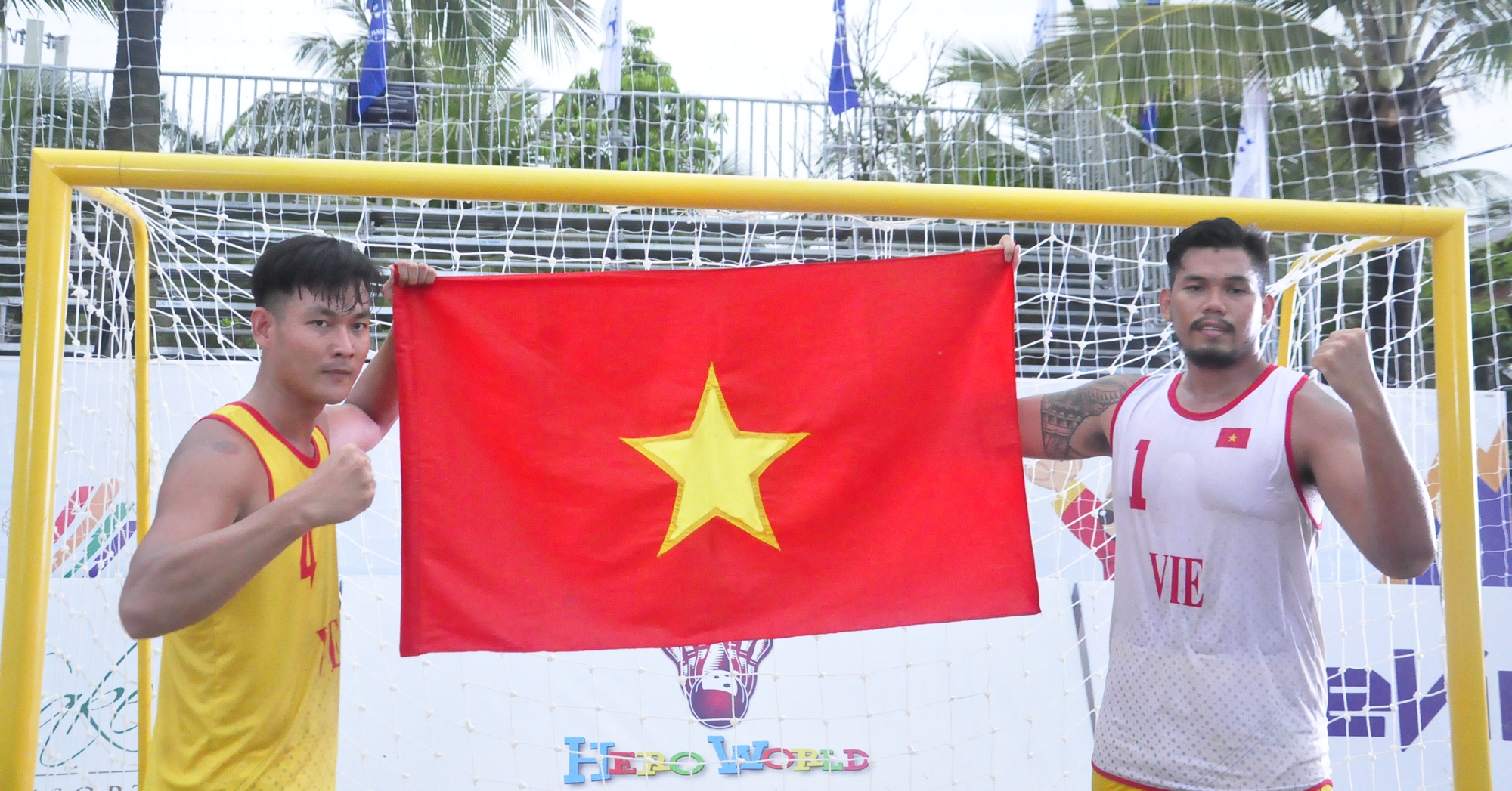 Winning gold 1 round early, what does the Vietnamese beach handball team share?
