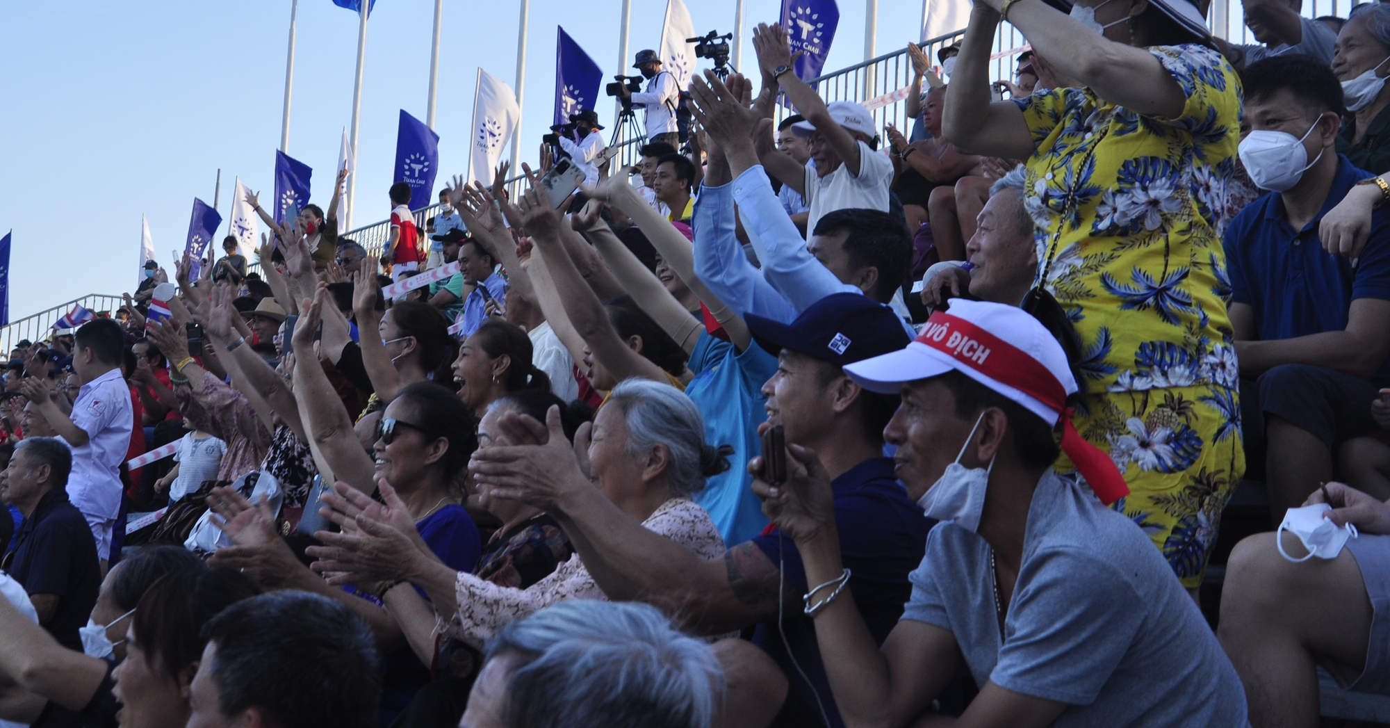 Fans burst into tears after 6 winning matches of Vietnamese men’s beach handball