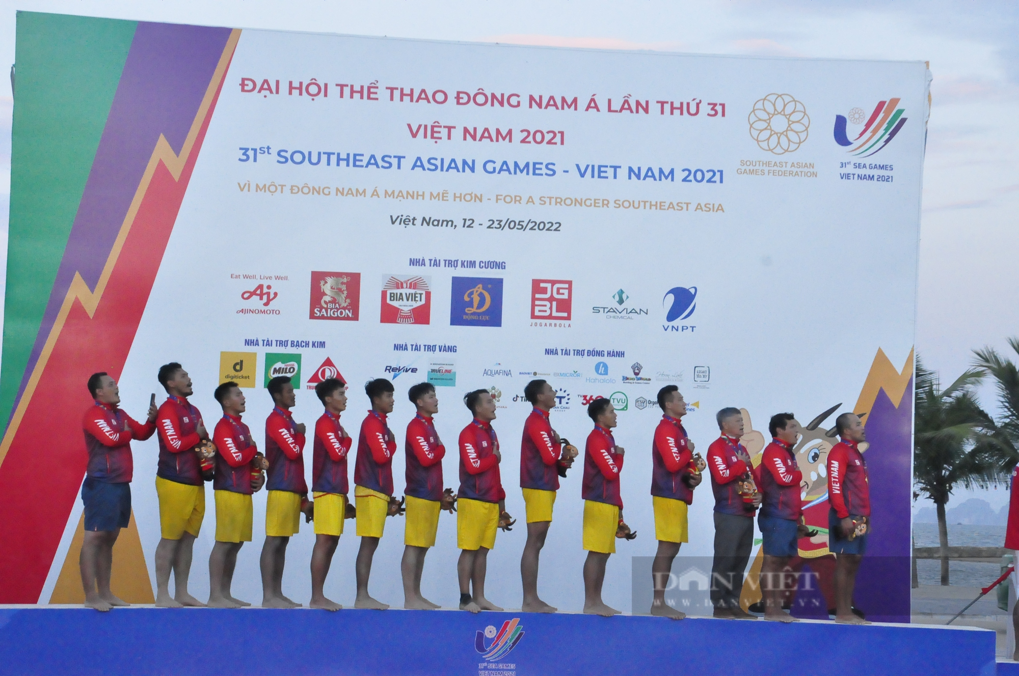 The moment Vietnam beach handball received the emotional Gold medal - Photo 3.