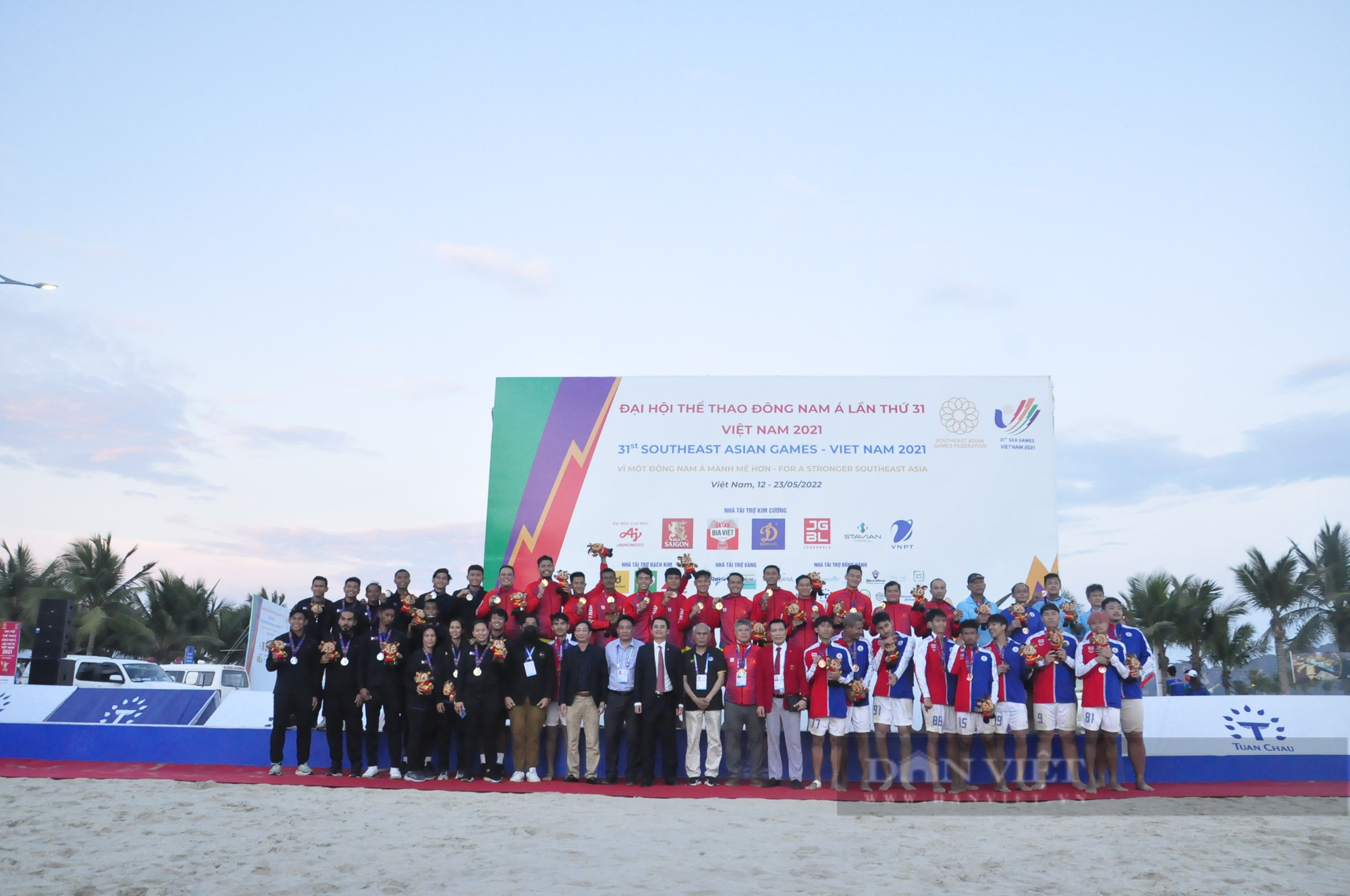 The moment Vietnam beach handball received the emotional Gold medal - Photo 4.