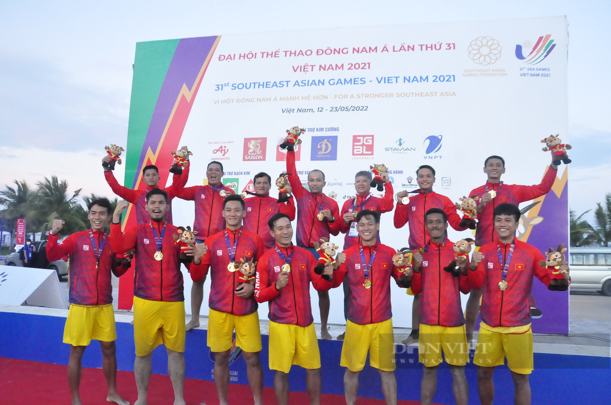 The moment Vietnam beach handball received the emotional Gold medal - Photo 5.