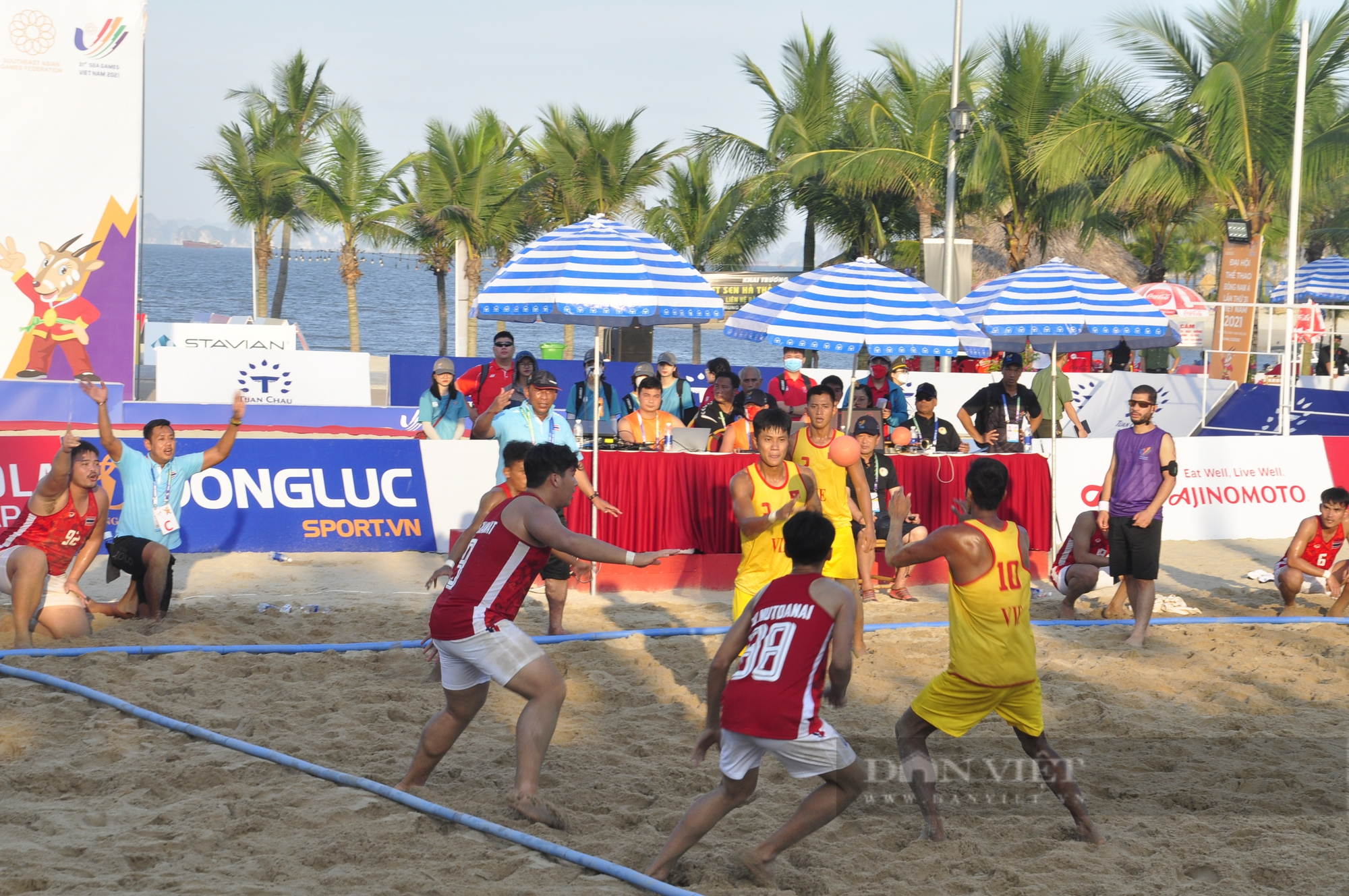 The moment Vietnam beach handball received the emotional Gold medal - Photo 1.