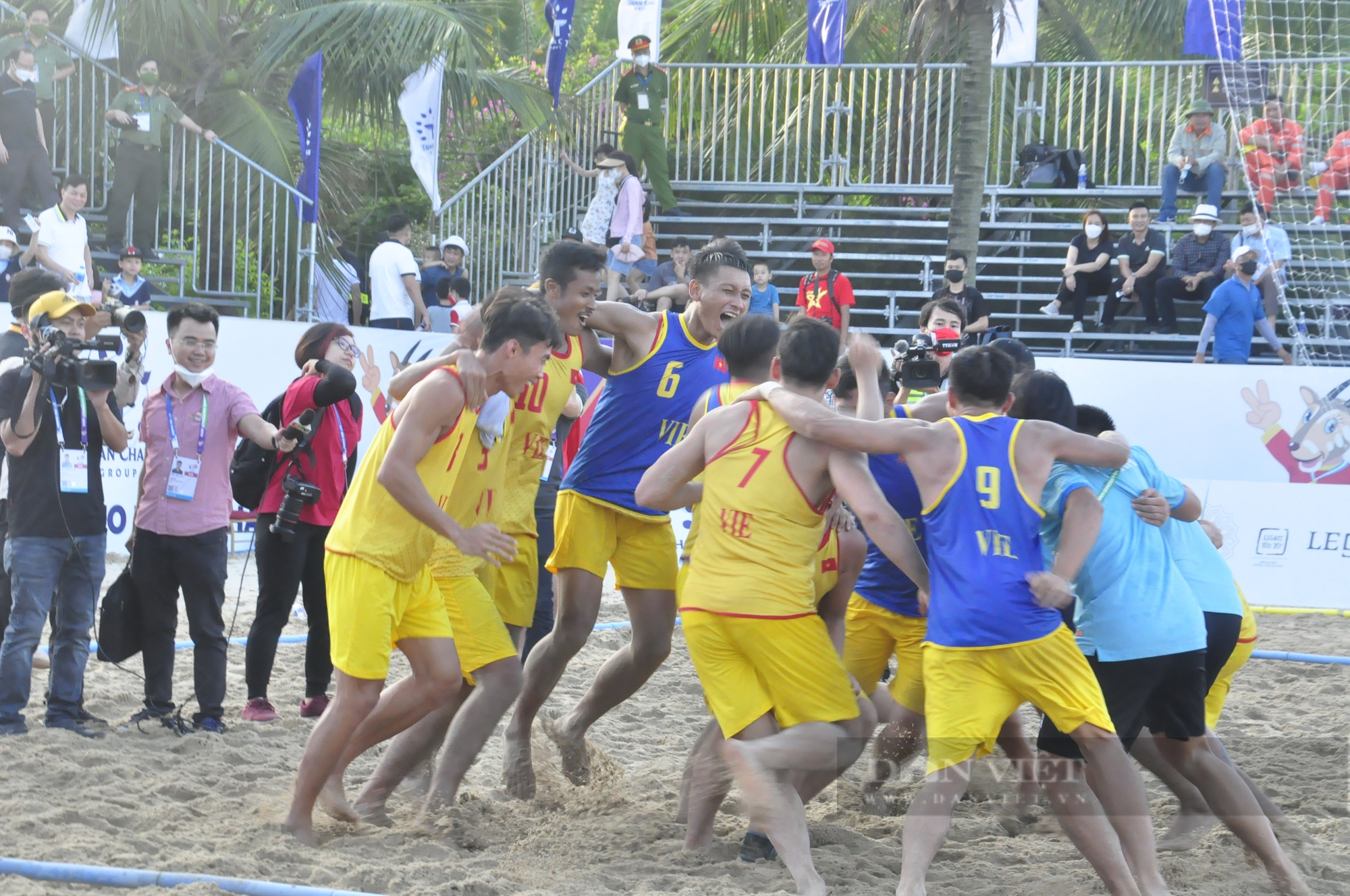 CĐV vỡ òa trước 6 trận toàn thắng của bóng ném bãi biển Việt Nam - Ảnh 3.