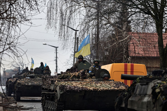 NÓNG: Ukraine tăng cường phản công, Nga dường như rút lui nhanh chóng - Ảnh 1.