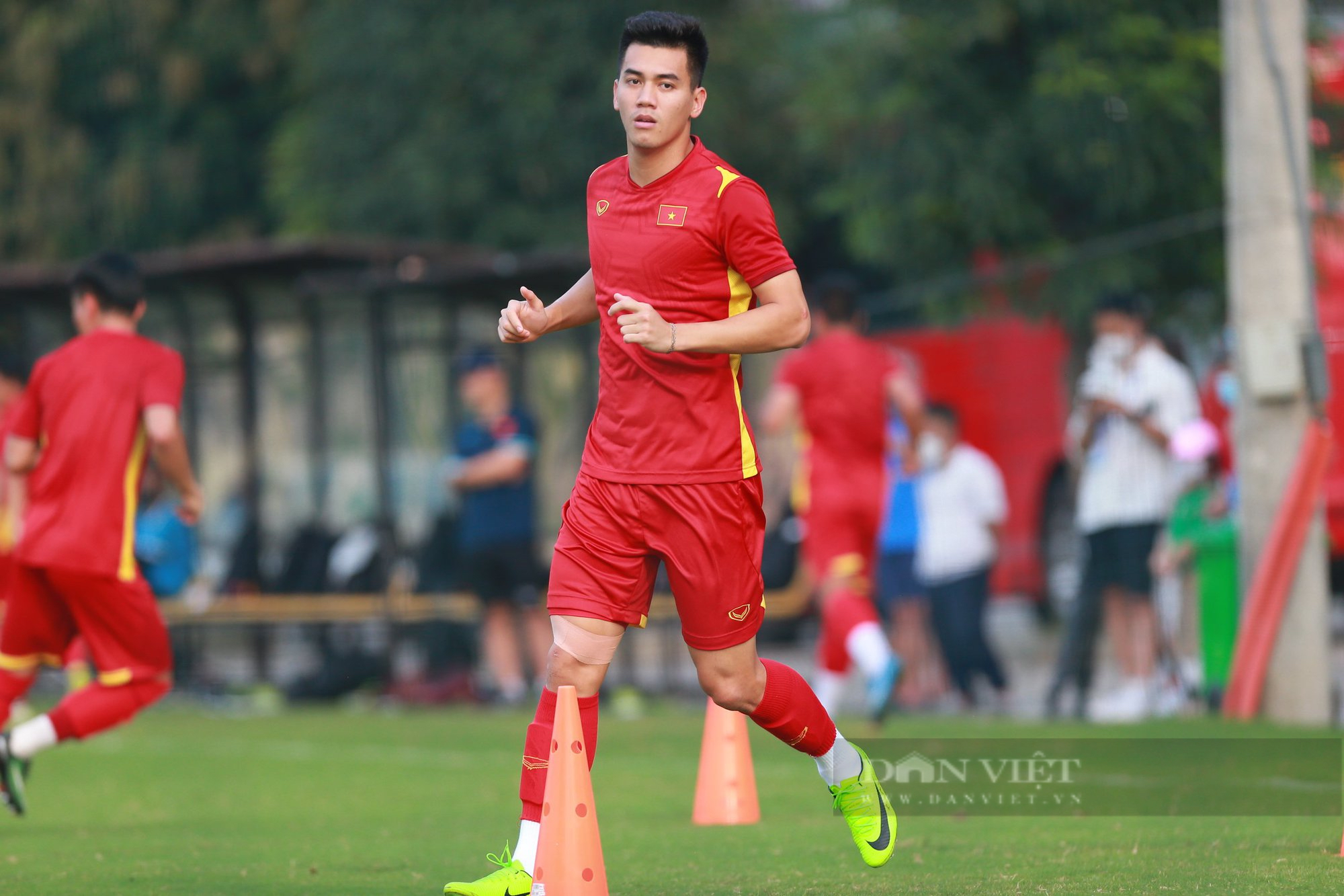Tiền vệ Nguyễn Hoàng Đức trở lại tập luyện trước trận đối đầu Myanmar - Ảnh 1.