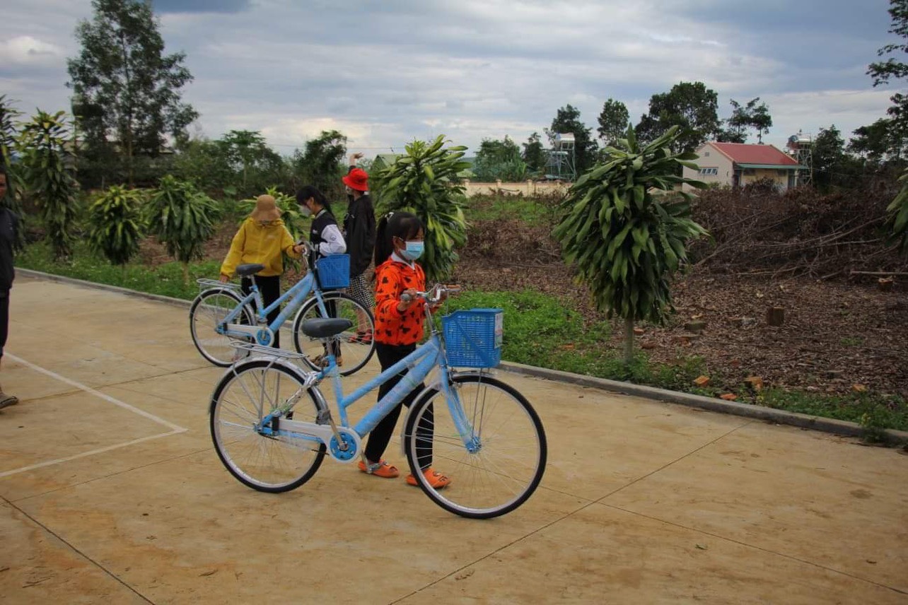 Hội Bảo tồn lan rừng Việt Nam tặng hàng trăm xe đạp cho học sinh khó khăn - Ảnh 2.